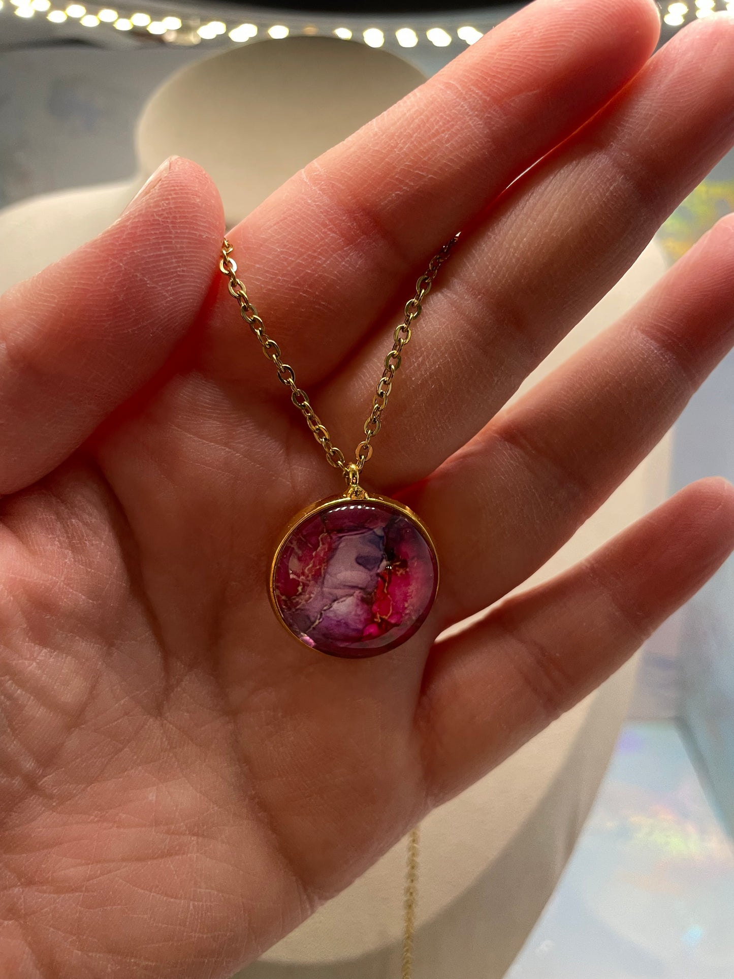 Collier cabochon marbré rose (finition dorée)Acier Inoxydable+Sans Nickel