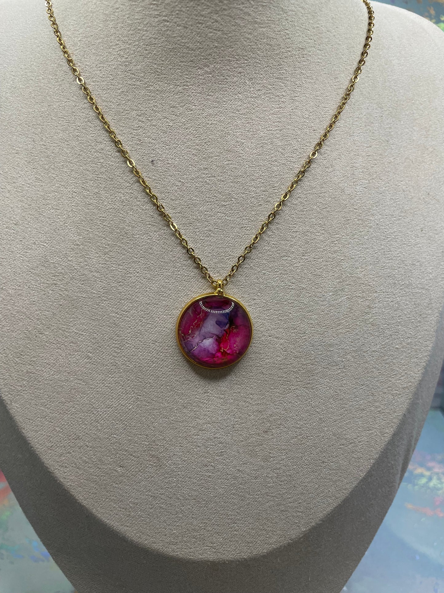 Collier cabochon marbré rose (finition dorée)Acier Inoxydable+Sans Nickel