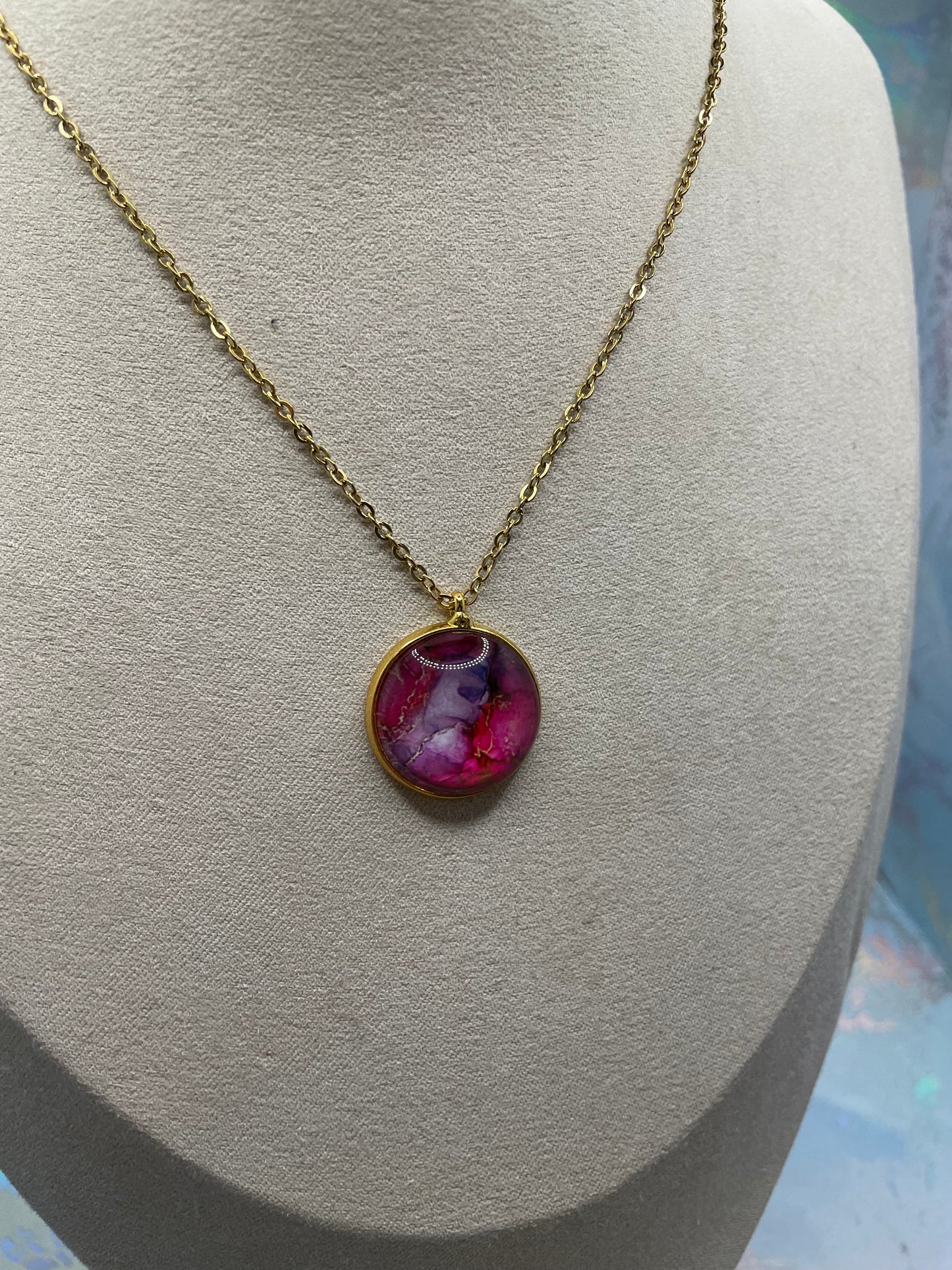 Collier cabochon marbré rose (finition dorée)Acier Inoxydable+Sans Nickel