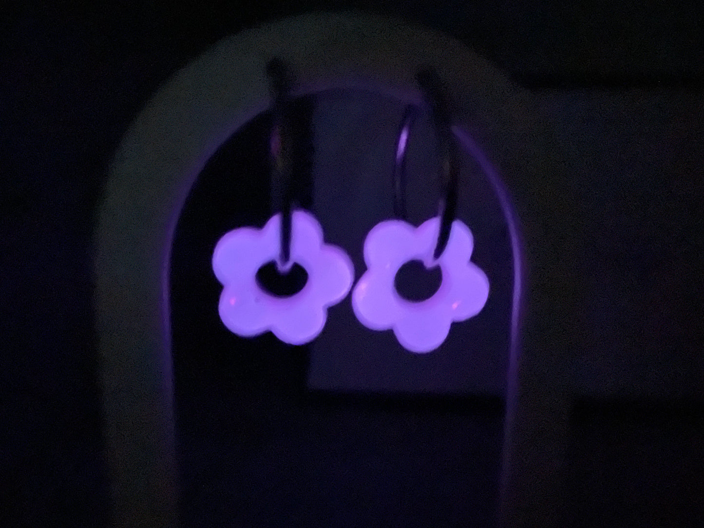 Flower-shaped earrings glowing IN THE dark 