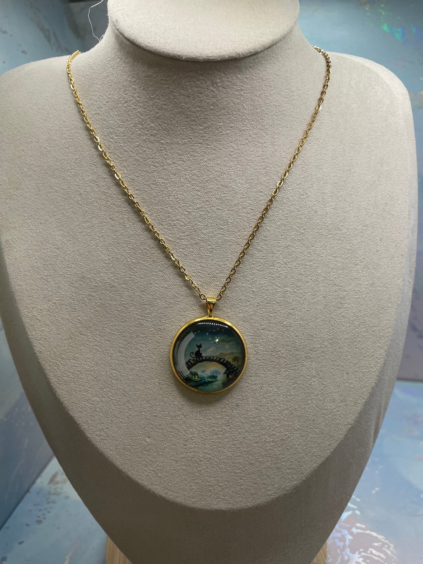 Collier Chat Scène Mystique (Fini Doré) 