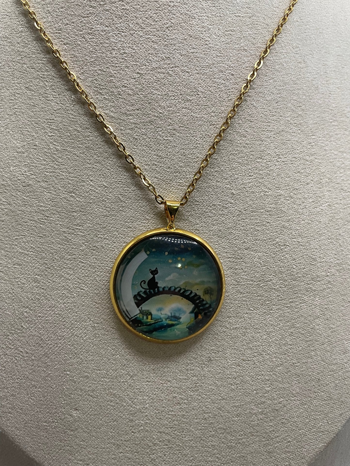Collier Chat Scène Mystique (Fini Doré) 