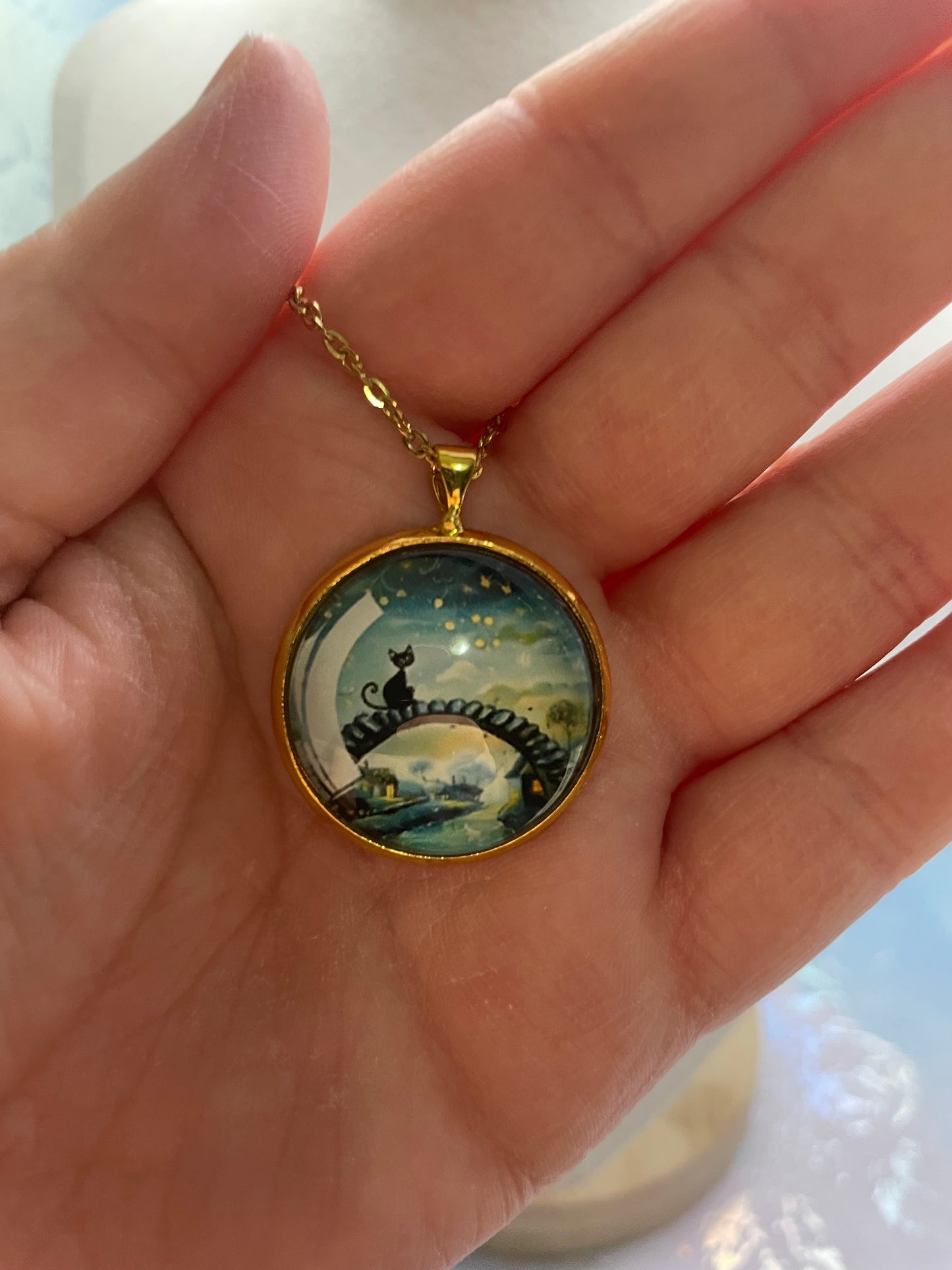 Collier Chat Scène Mystique (Fini Doré) 