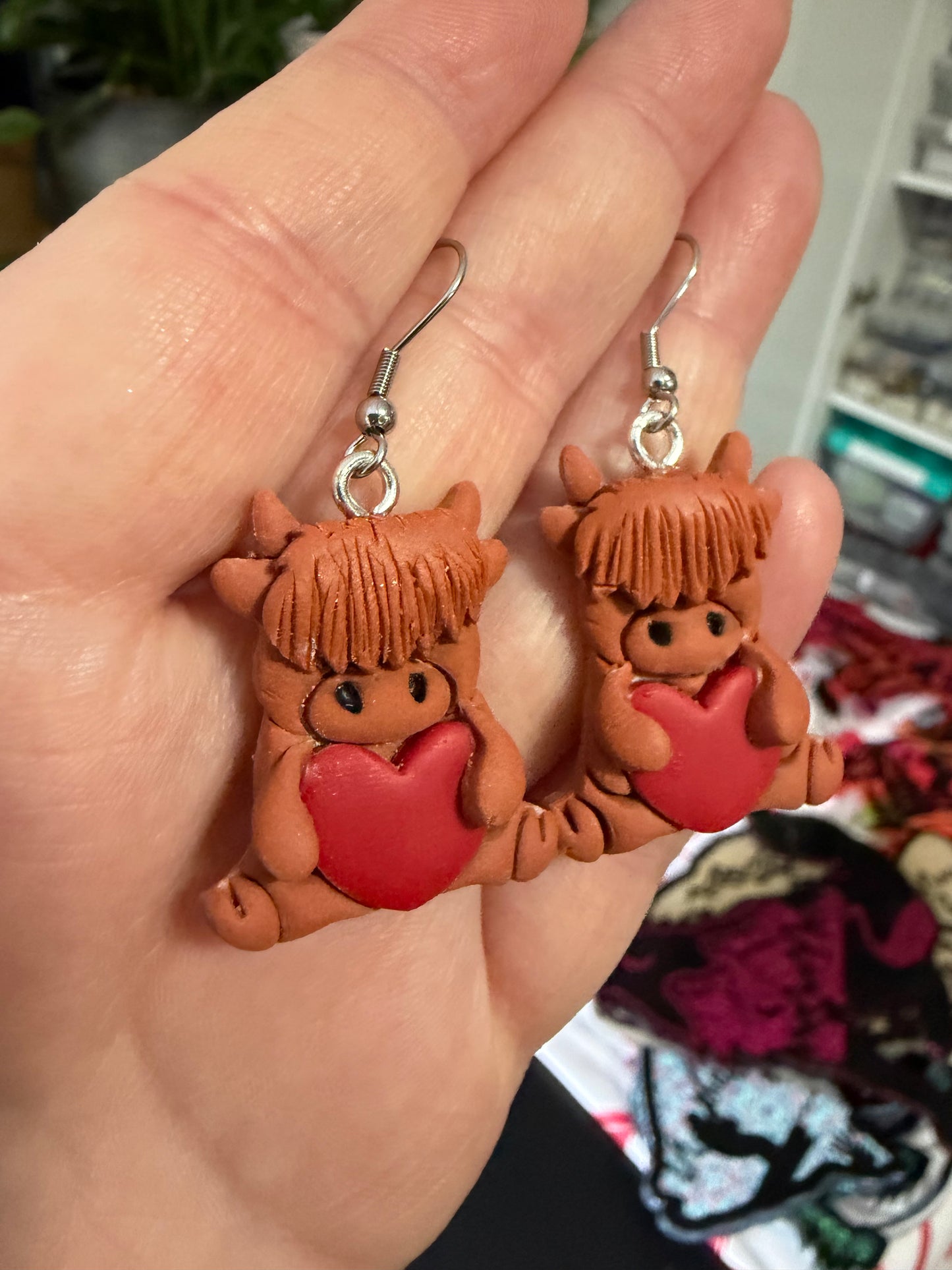 Boucles d’oreilles vaches Highland avec cœur 
