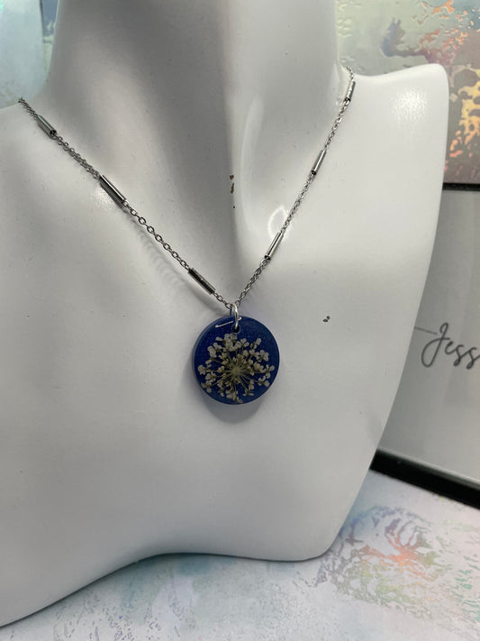 Collier fleur blanche sur fond bleu brillant-19''Acier inoxydable