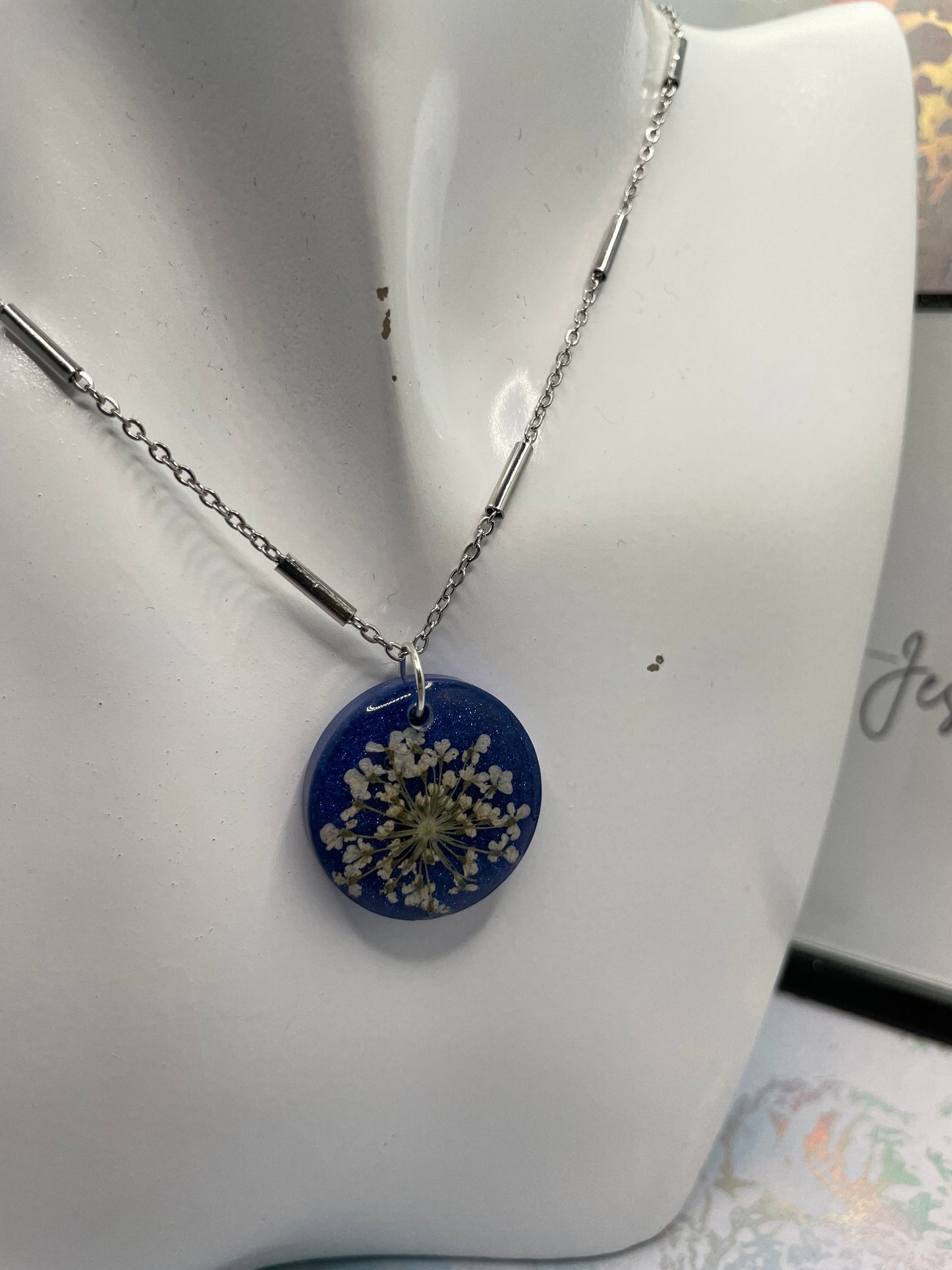 Collier fleur blanche sur fond bleu brillant-19''Acier inoxydable