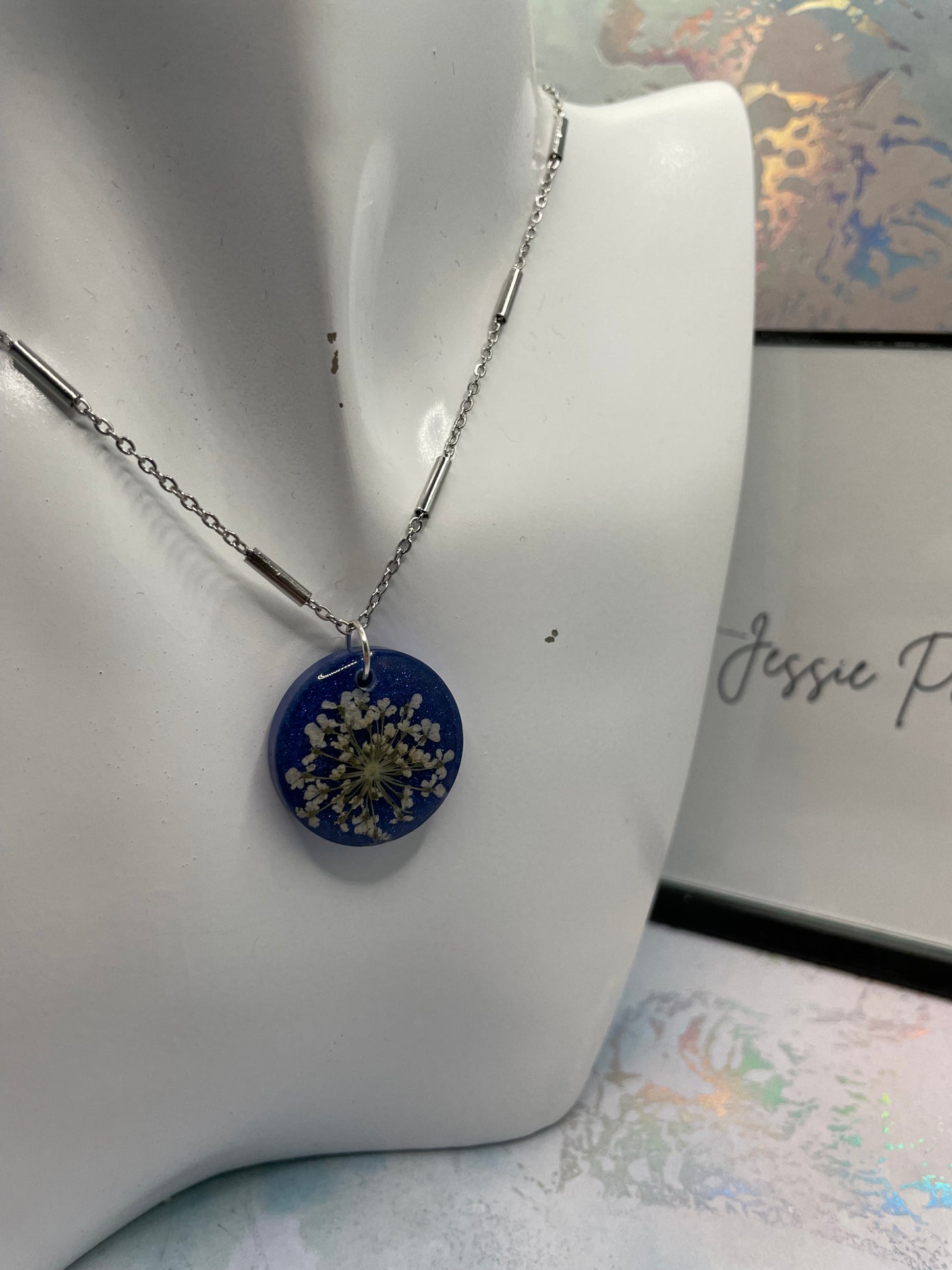 Collier fleur blanche sur fond bleu brillant-19''Acier inoxydable