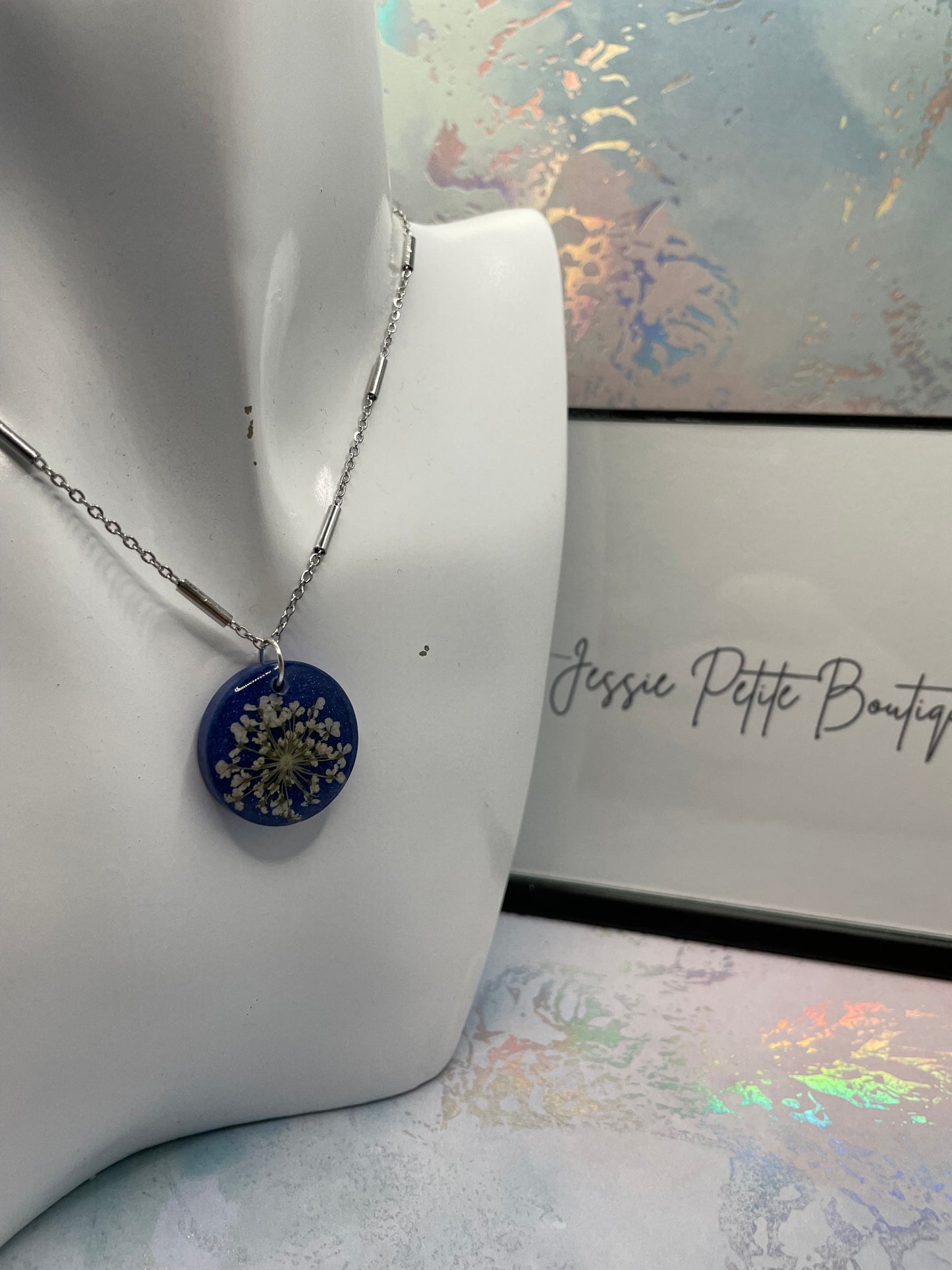 Collier fleur blanche sur fond bleu brillant-19''Acier inoxydable