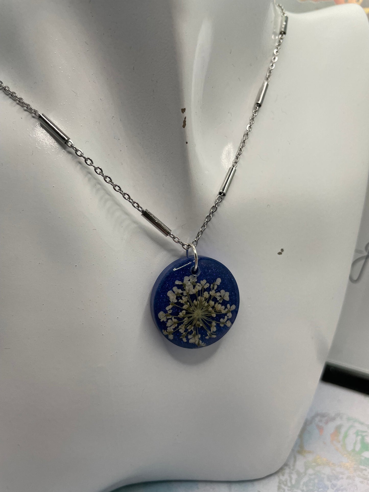 Collier fleur blanche sur fond bleu brillant-19''Acier inoxydable