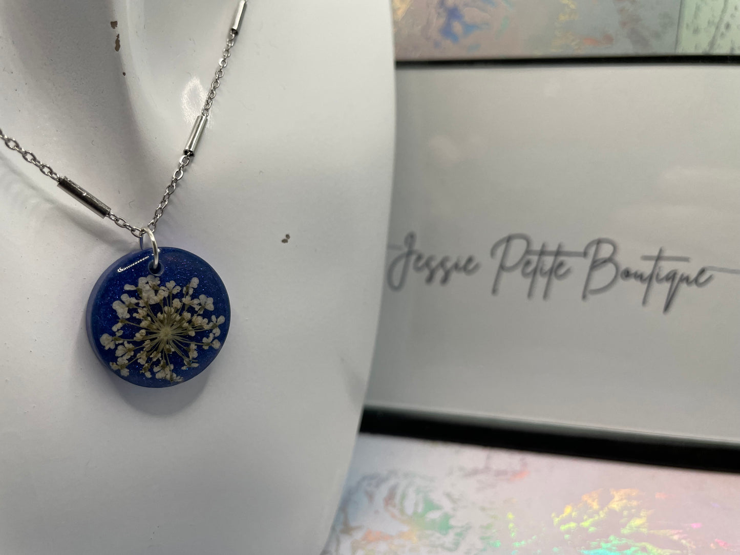 Collier fleur blanche sur fond bleu brillant-19''Acier inoxydable