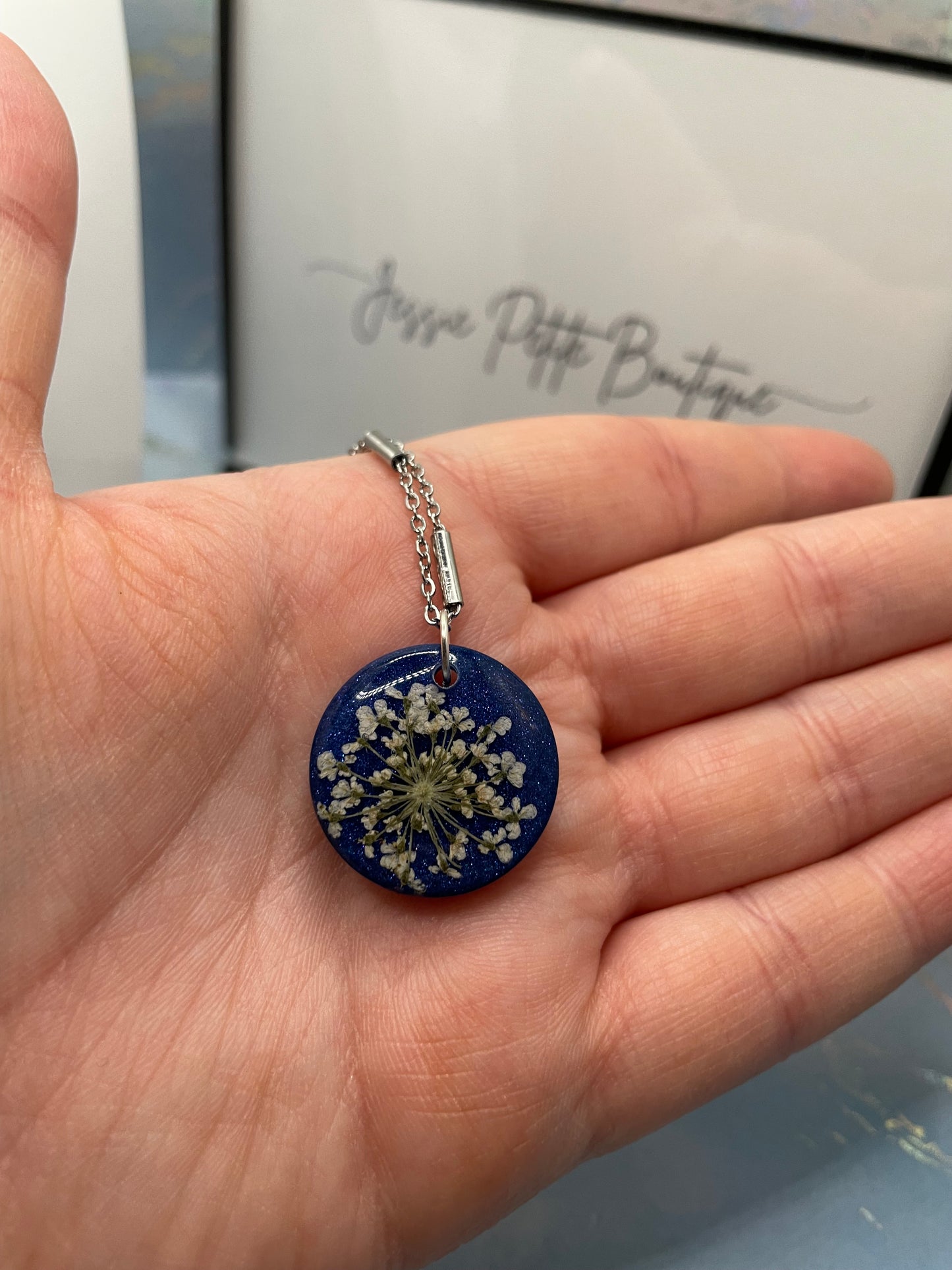 Collier fleur blanche sur fond bleu brillant-19''Acier inoxydable