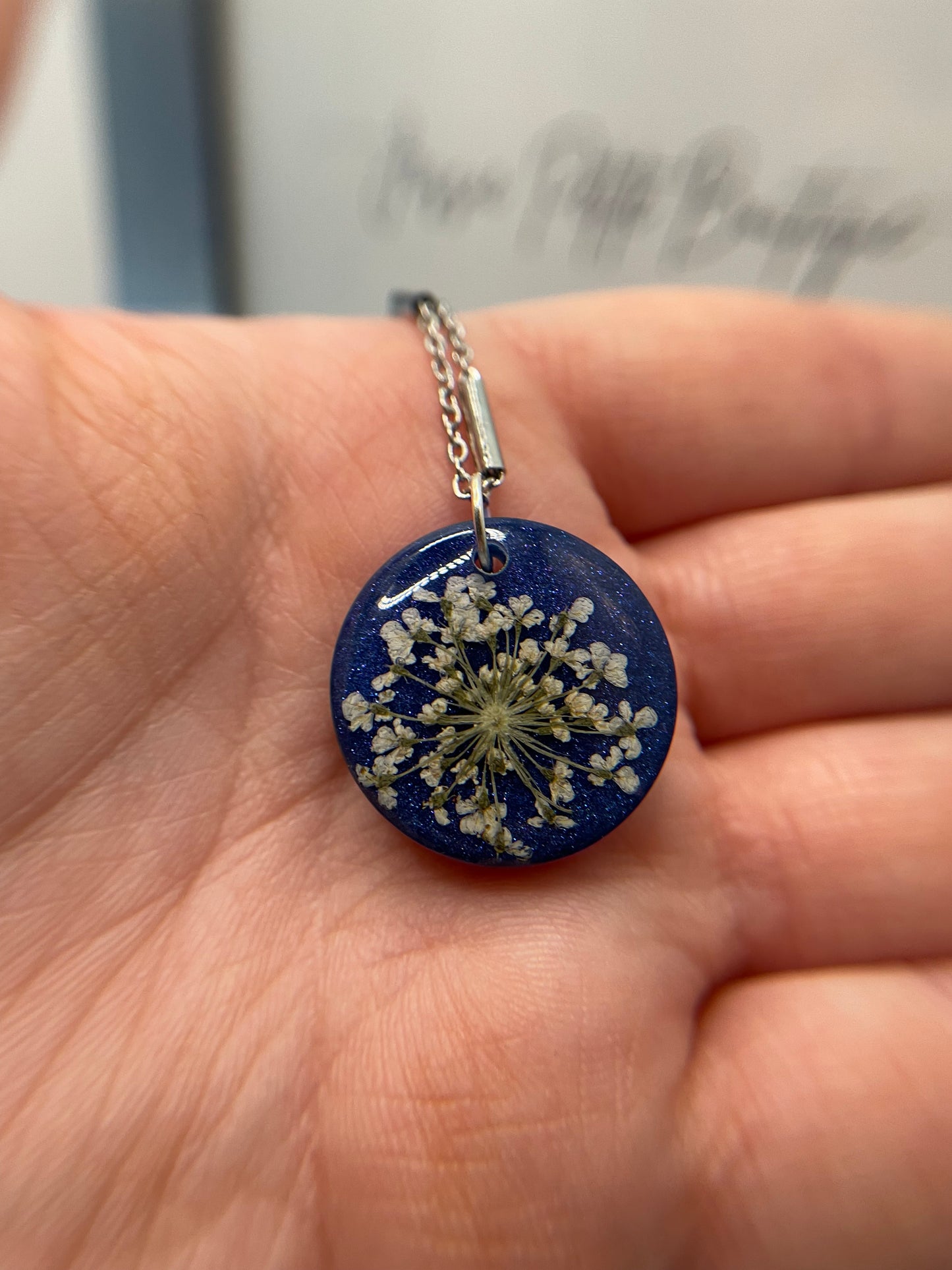 Collier fleur blanche sur fond bleu brillant-19''Acier inoxydable