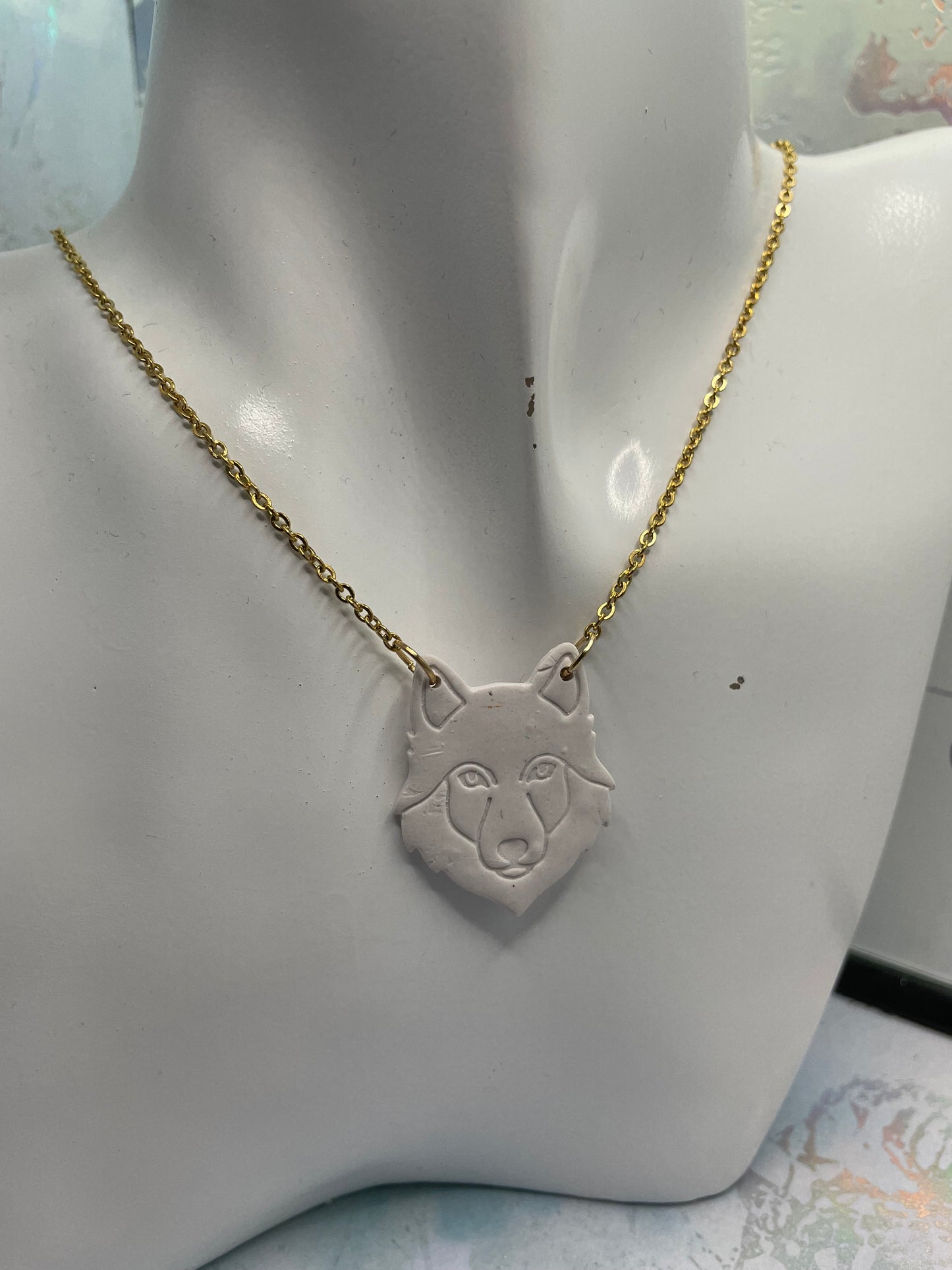 Collier pendentif tête de loup blanc 20'' 