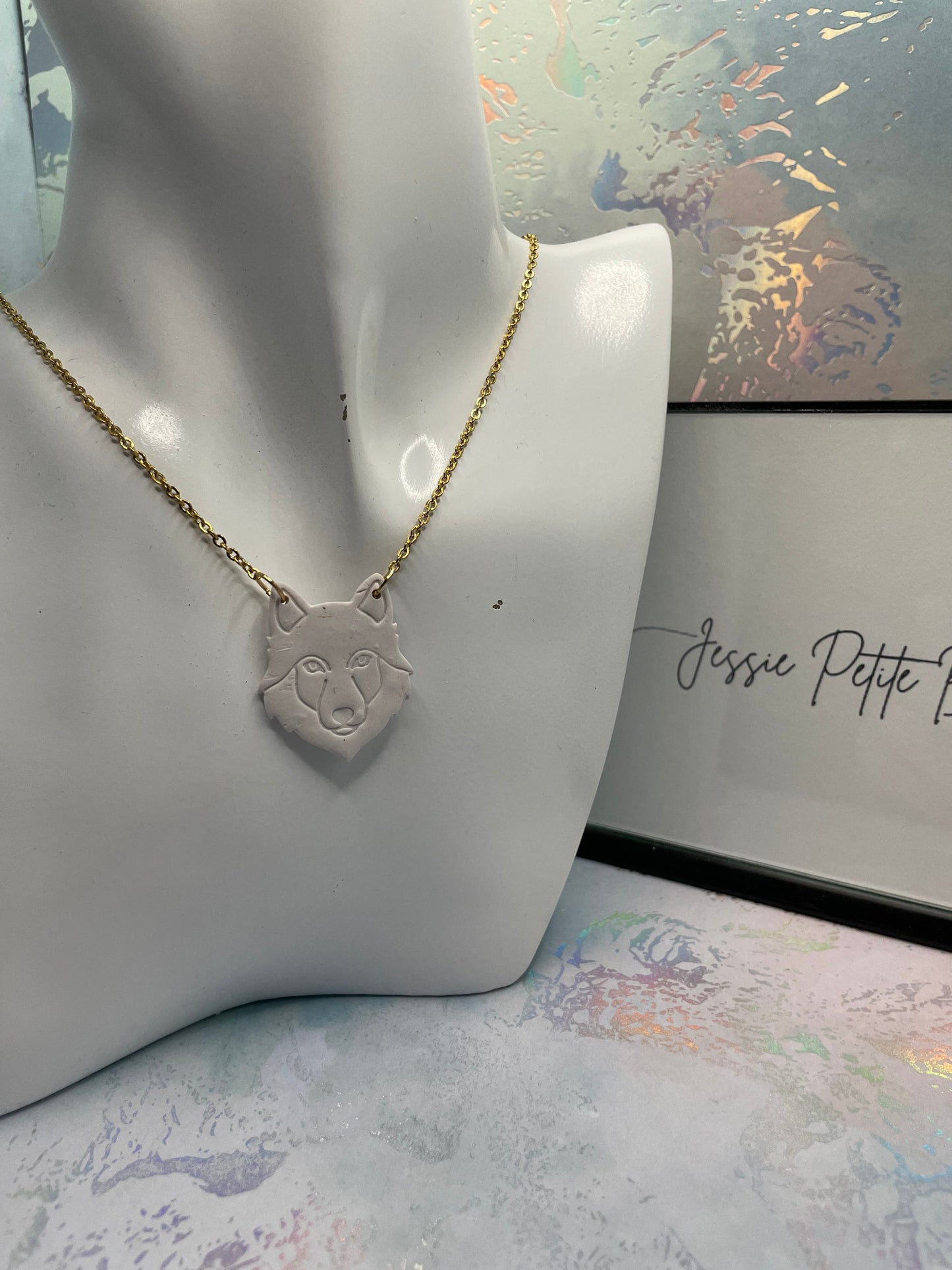 Collier pendentif tête de loup blanc 20'' 