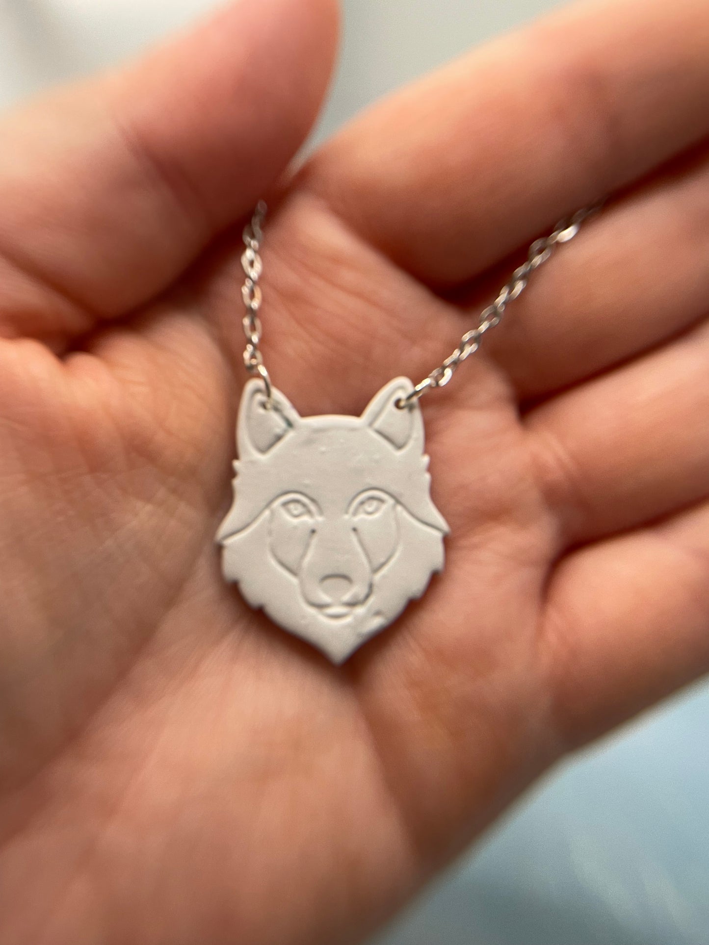 Collier pendentif tête de loup blanc 20'' 