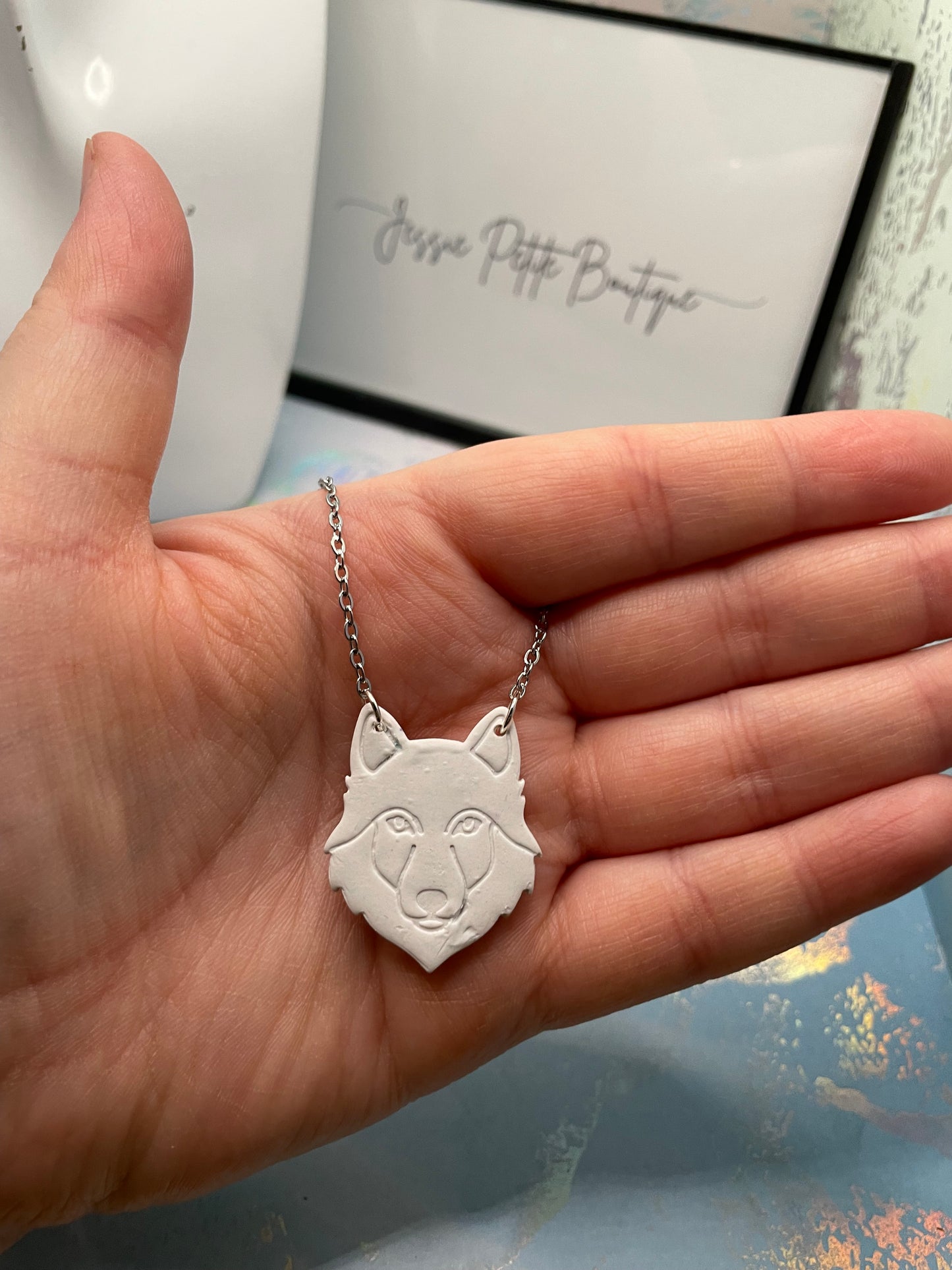 Collier pendentif tête de loup blanc 20'' 