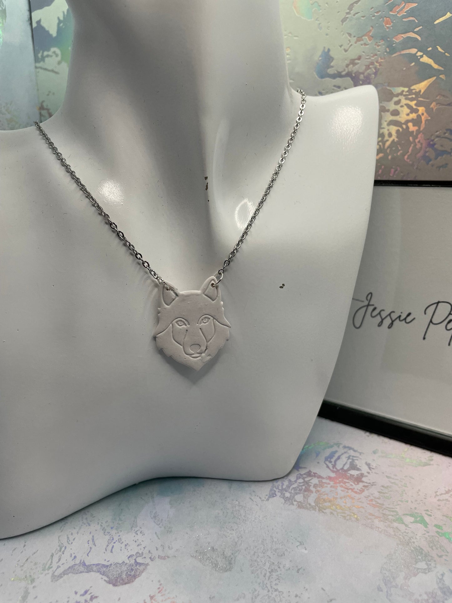 Collier pendentif tête de loup blanc 20'' 