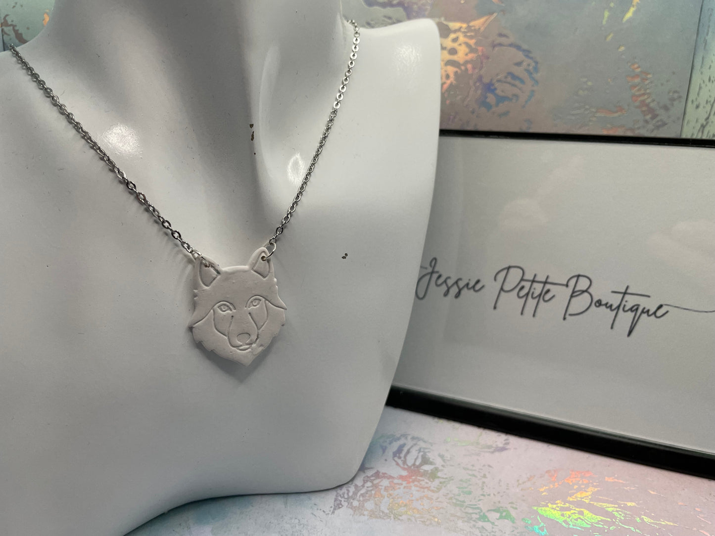 Collier pendentif tête de loup blanc 20'' 