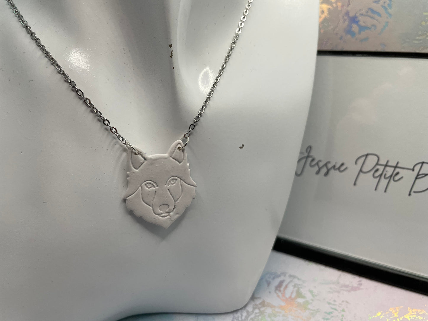 Collier pendentif tête de loup blanc 20'' 