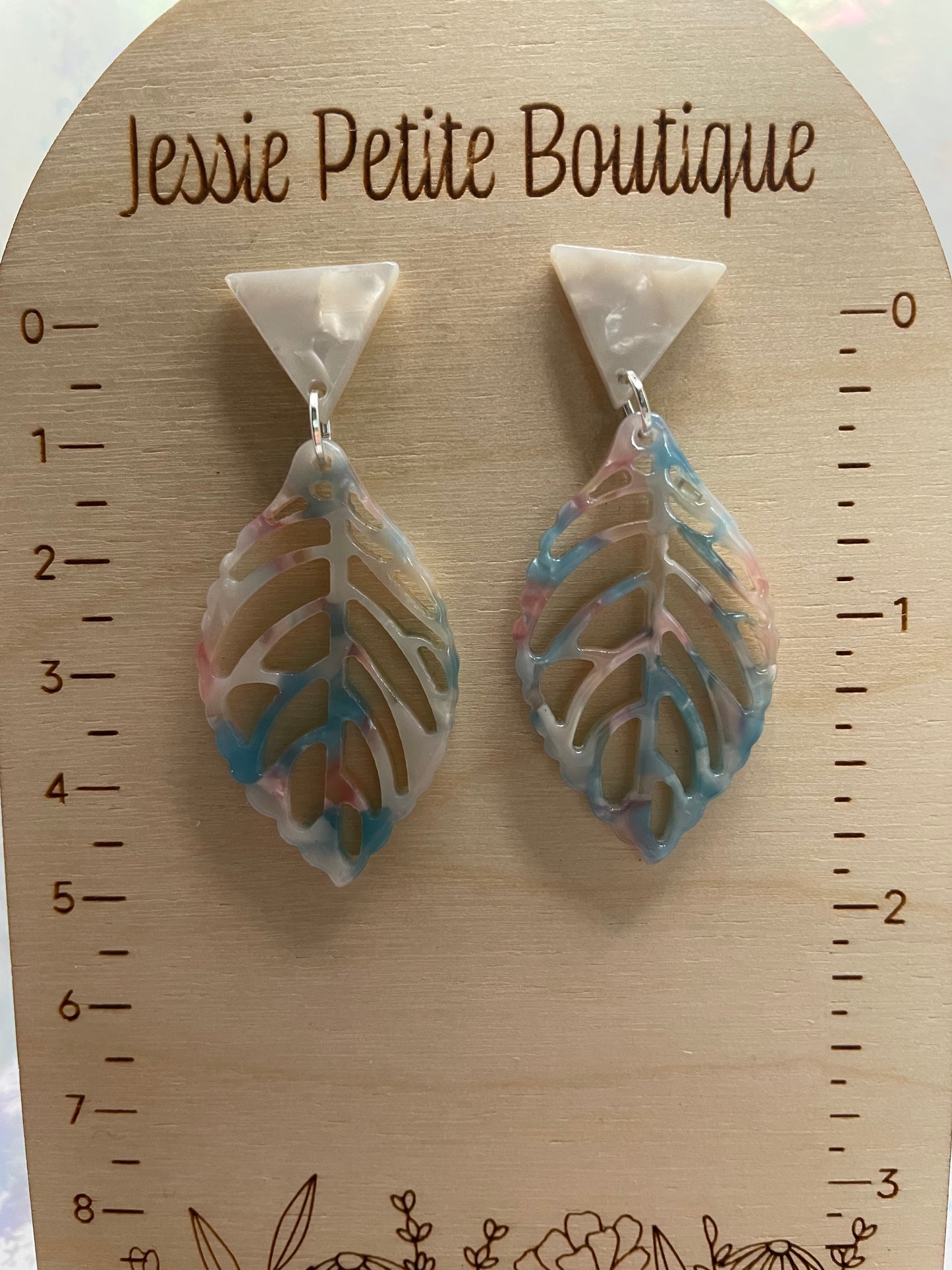Boucles d'oreilles feuilles acrylique+bouton triangulaire