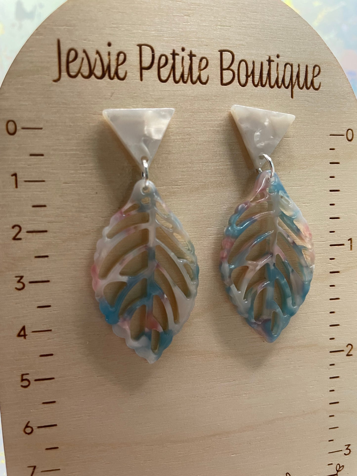 Boucles d'oreilles feuilles acrylique+bouton triangulaire