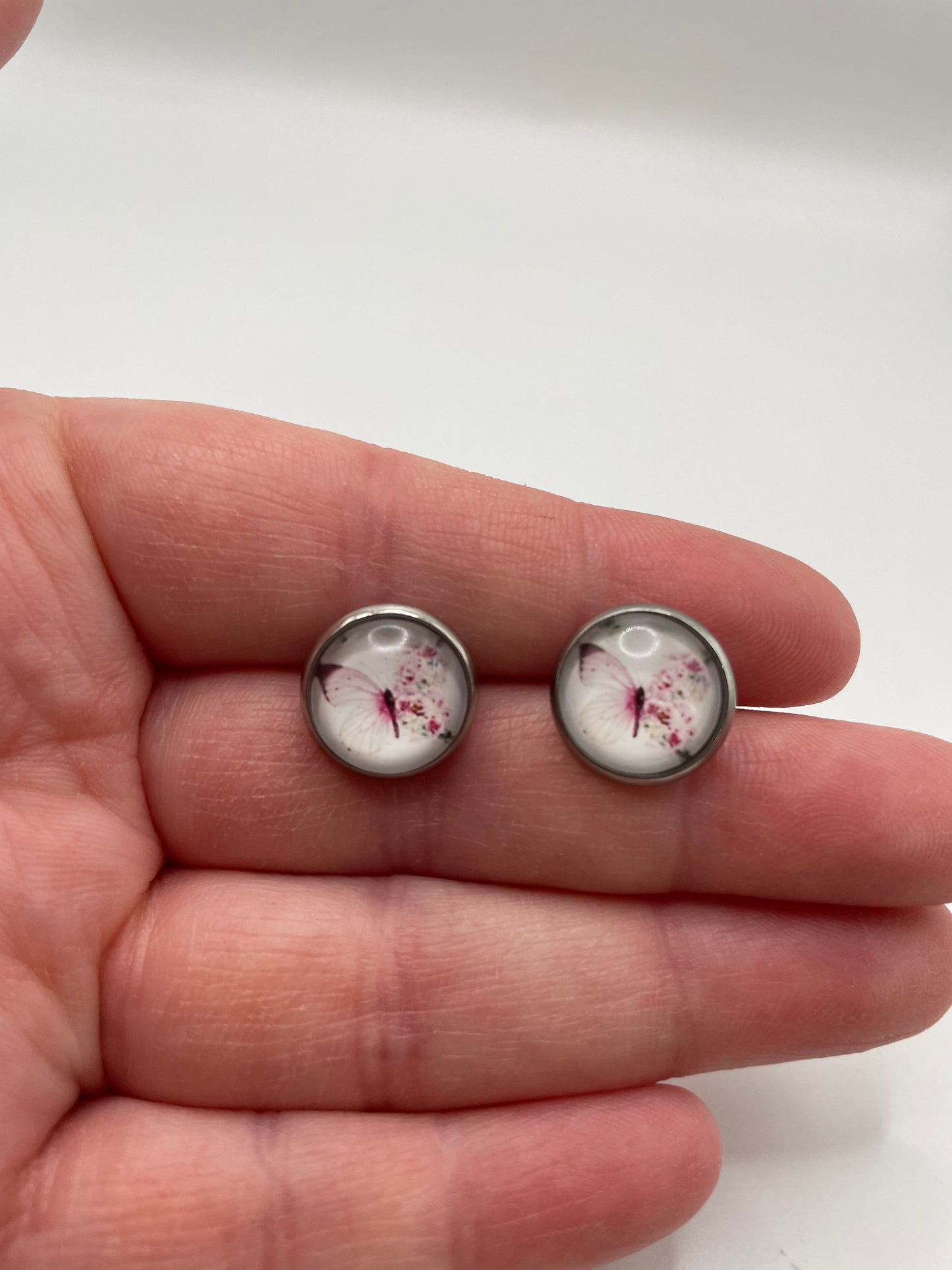 Boutons d’oreilles papillons roses – Acier inoxydable et Sans Nickel