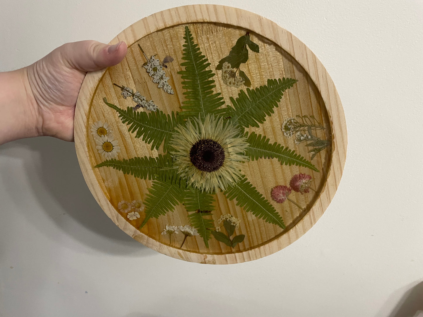 Plateau pour divan en bois avec de vraies fleurs séchées