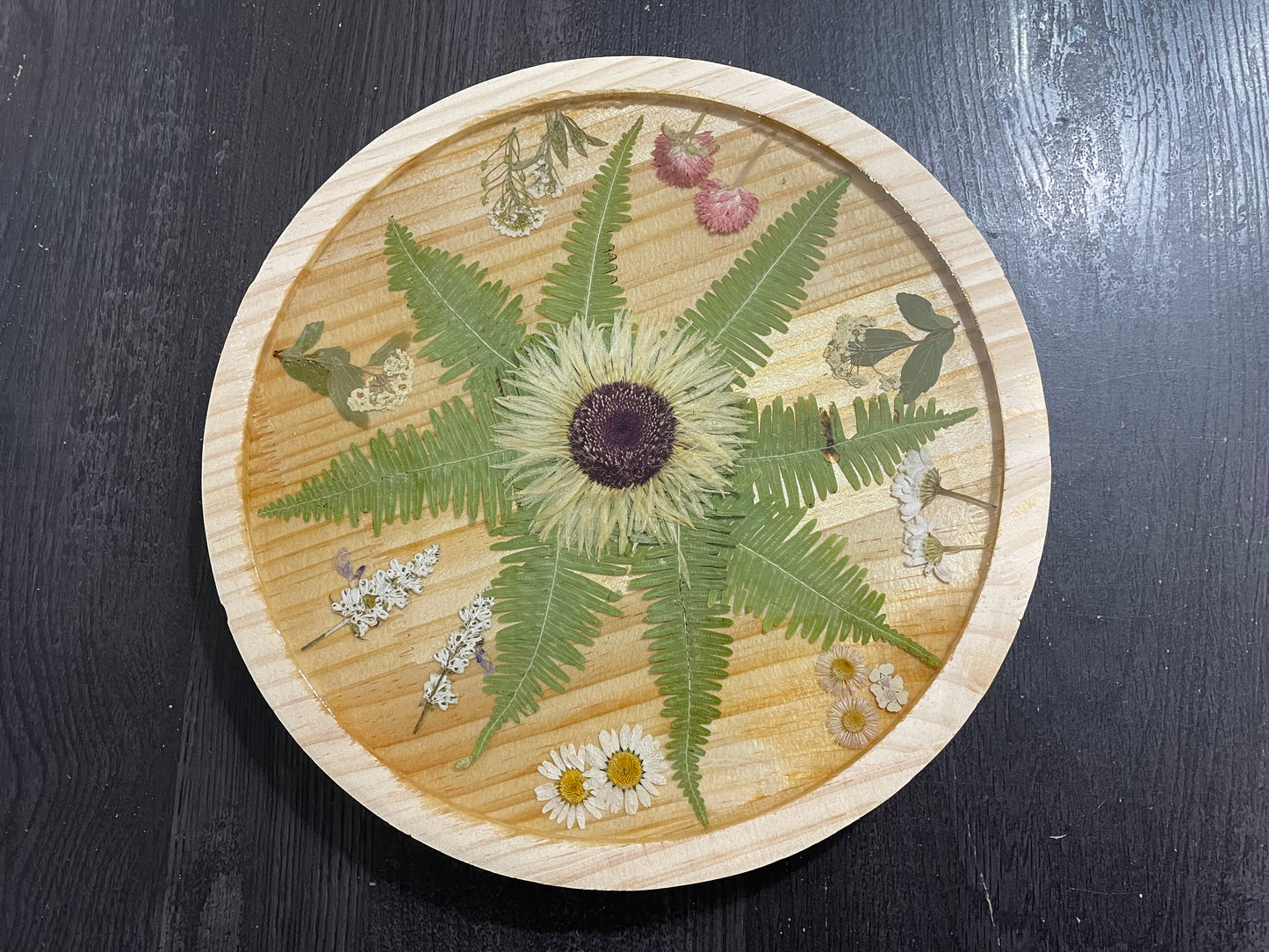 Plateau pour divan en bois avec de vraies fleurs séchées