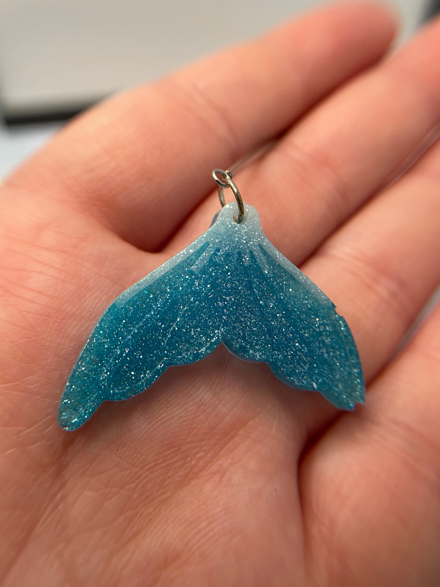 Boucles d'oreilles pendantes queue de sirène bleue scintillante – SANS NICKEL