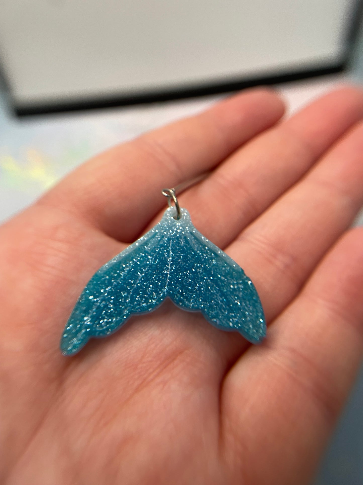 Boucles d'oreilles pendantes queue de sirène bleue scintillante – SANS NICKEL