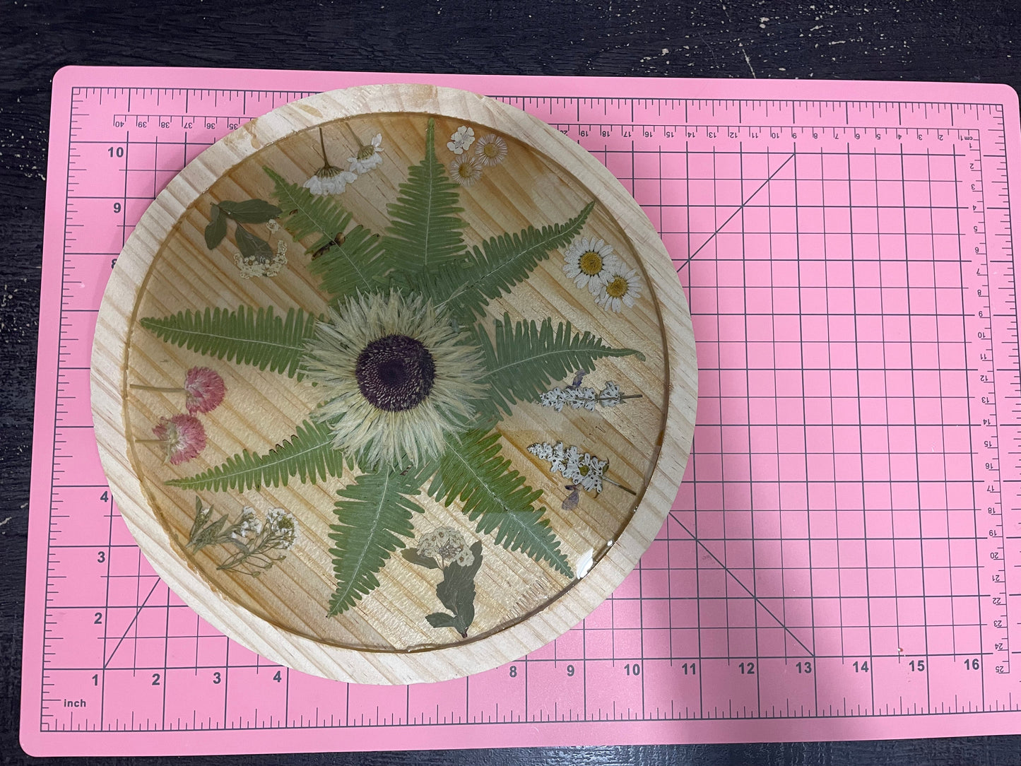 Plateau pour divan en bois avec de vraies fleurs séchées