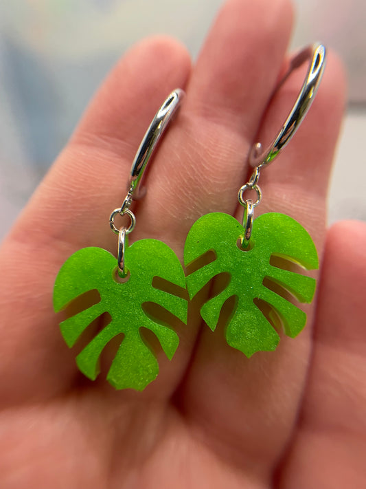 Boucles d'oreilles Monstera vertes en forme de C 