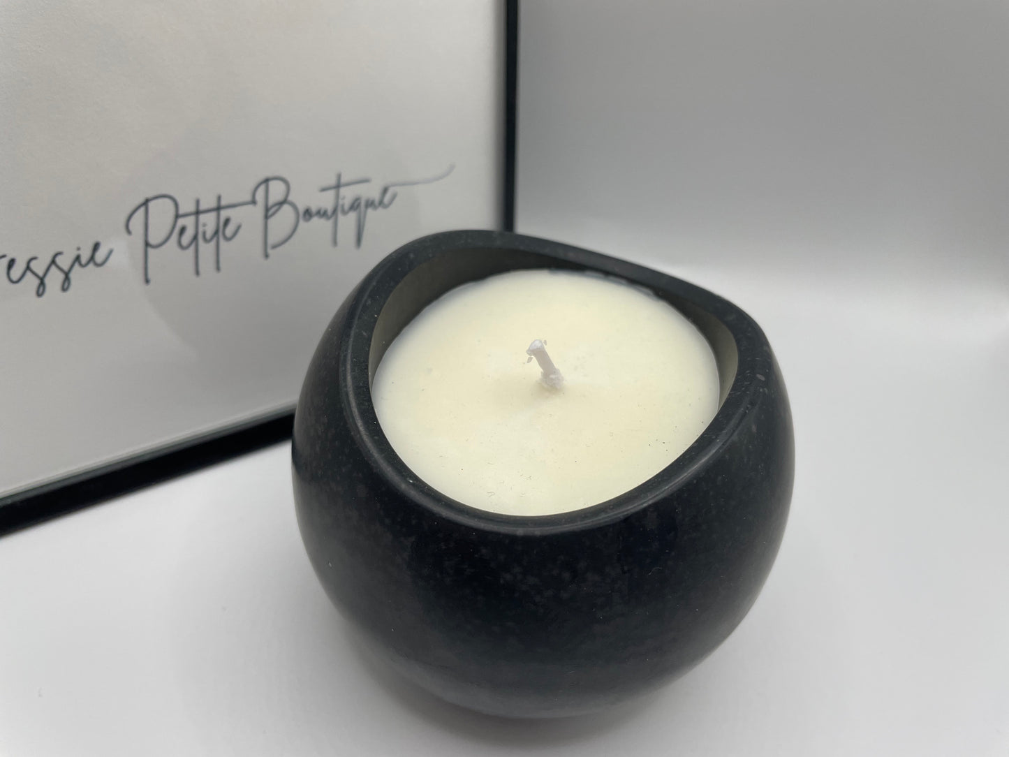 Chandelle Artisanale en Éco-Résine Noire – Huiles Essentielles Citron & Orange