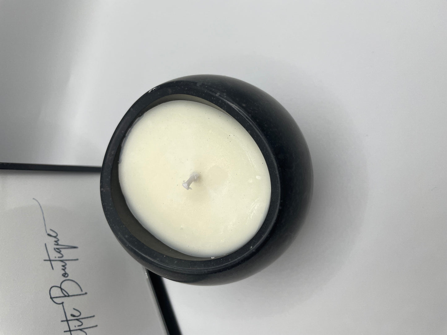 Chandelle Artisanale en Éco-Résine Noire – Huiles Essentielles Citron & Orange