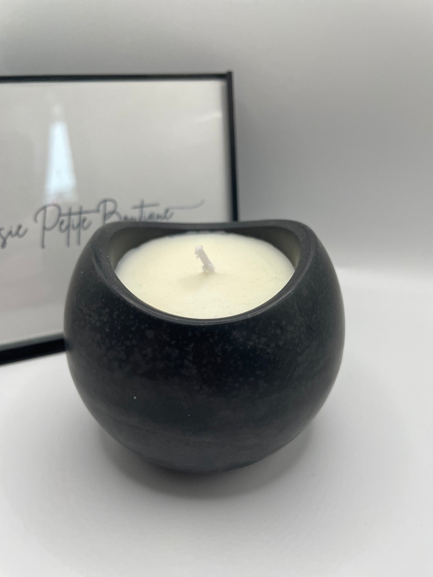 Chandelle Artisanale en Éco-Résine Noire – Huiles Essentielles Citron & Orange