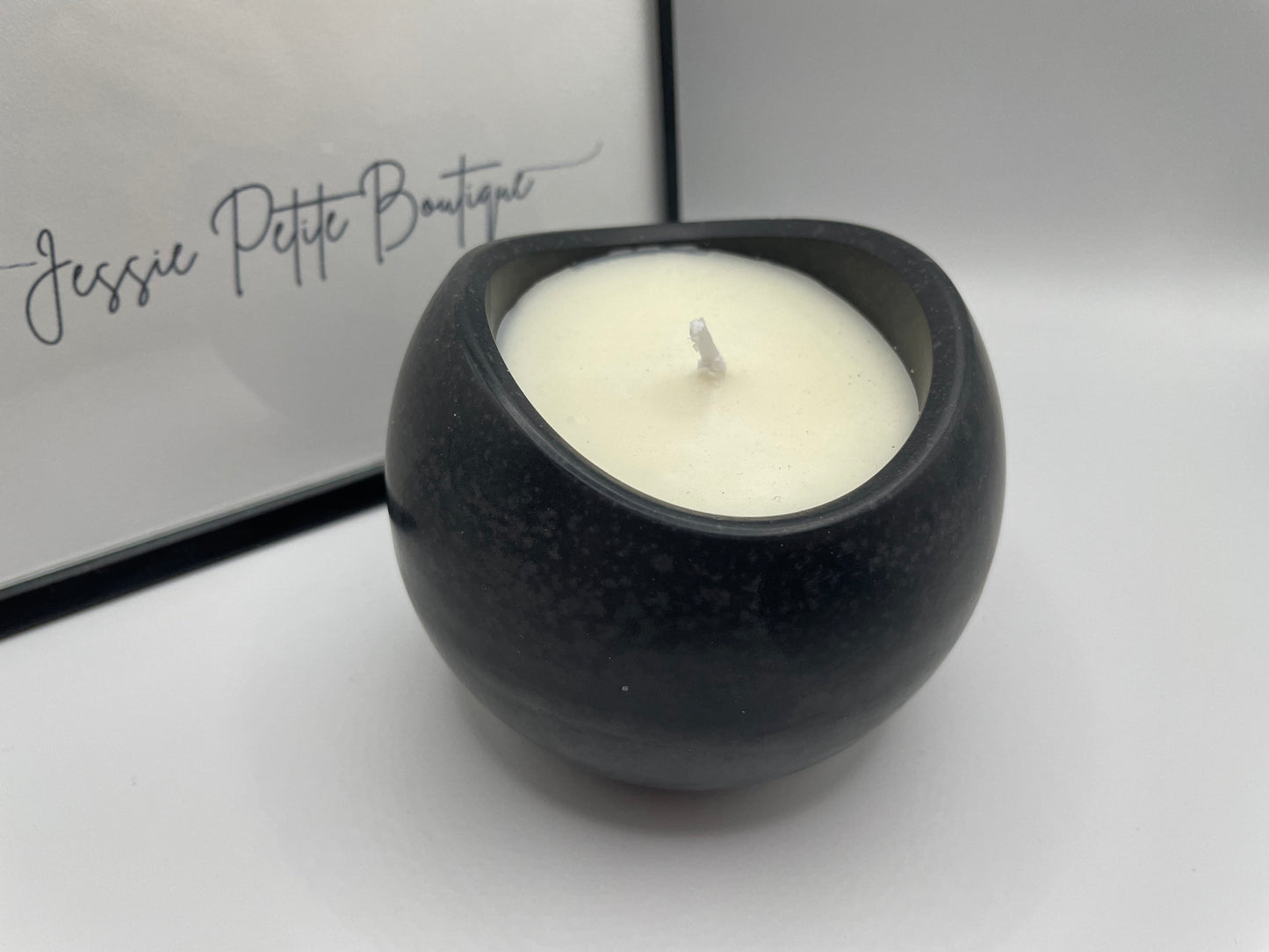 Chandelle Artisanale en Éco-Résine Noire – Huiles Essentielles Citron & Orange