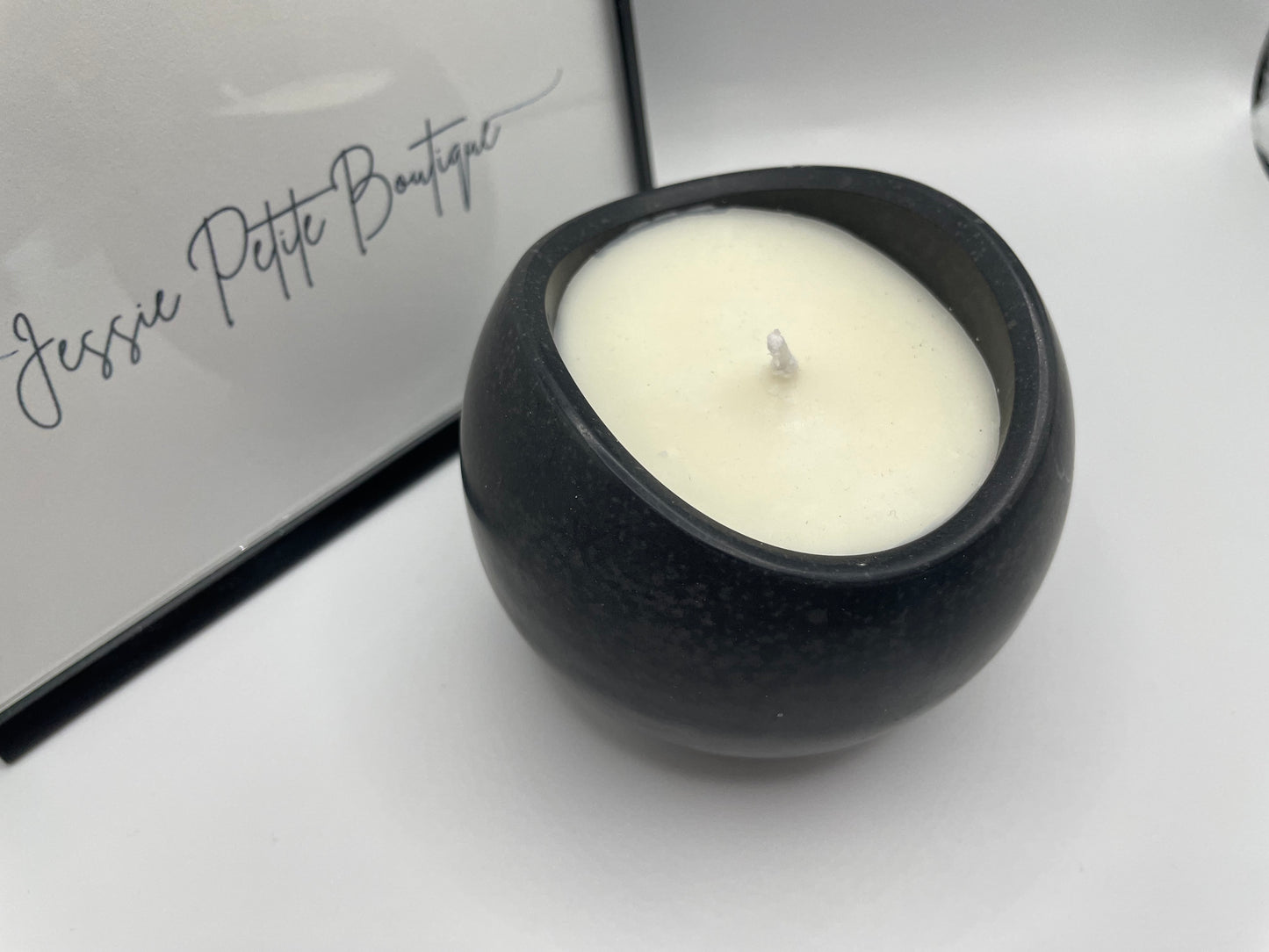 Chandelle Artisanale en Éco-Résine Noire – Huiles Essentielles Citron & Orange