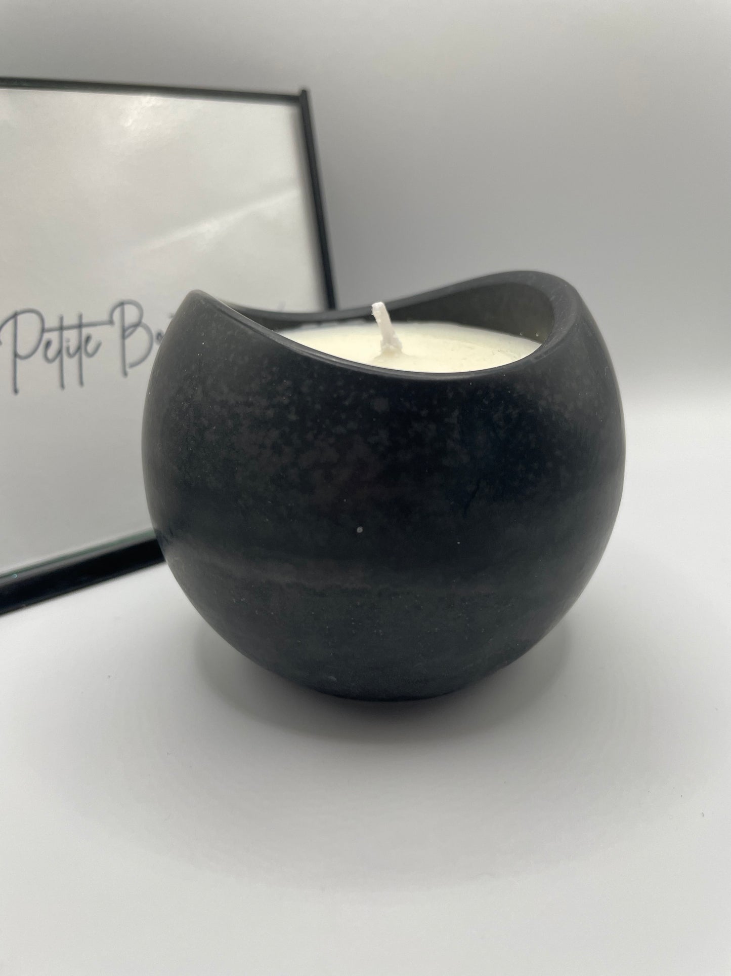 Chandelle Artisanale en Éco-Résine Noire – Huiles Essentielles Citron & Orange