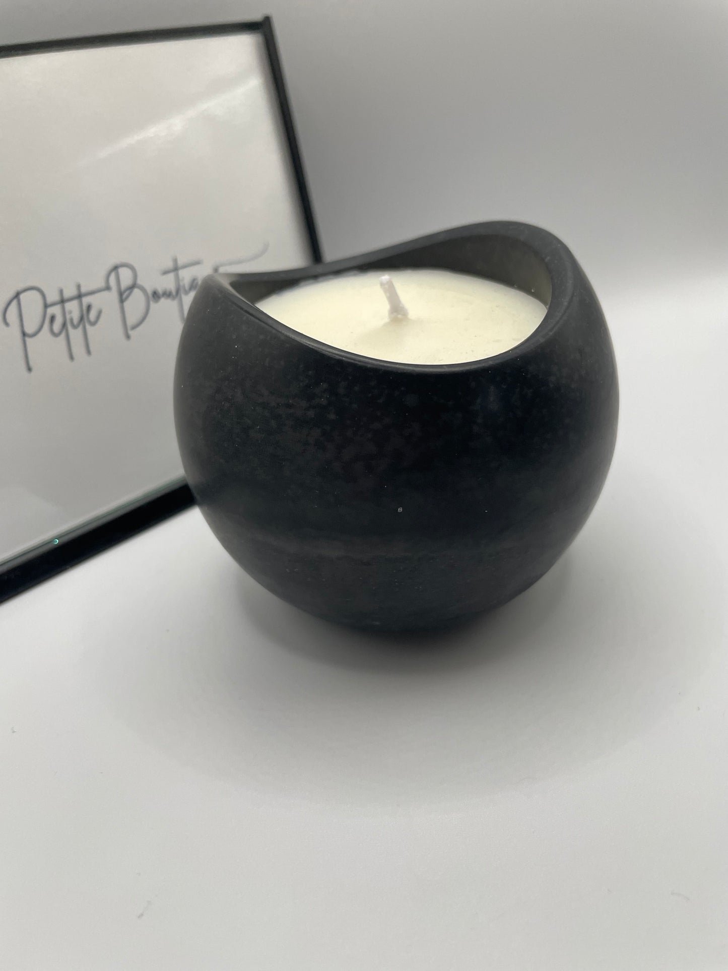 Chandelle Artisanale en Éco-Résine Noire – Huiles Essentielles Citron & Orange