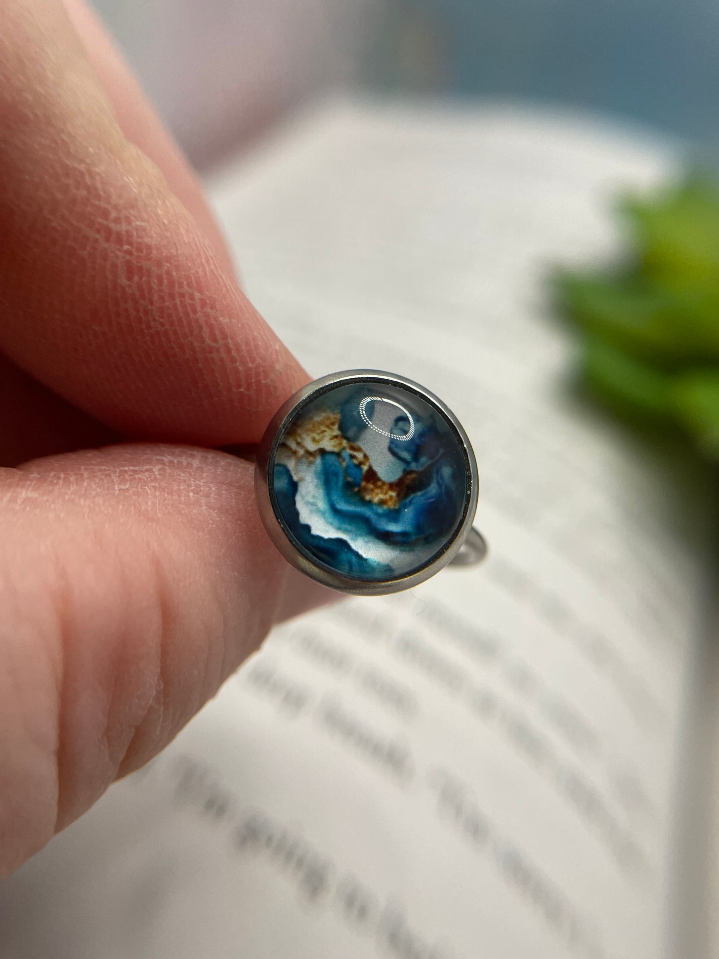 Bagues argentées ajustables avec cabochon abstrait – acier inoxydable