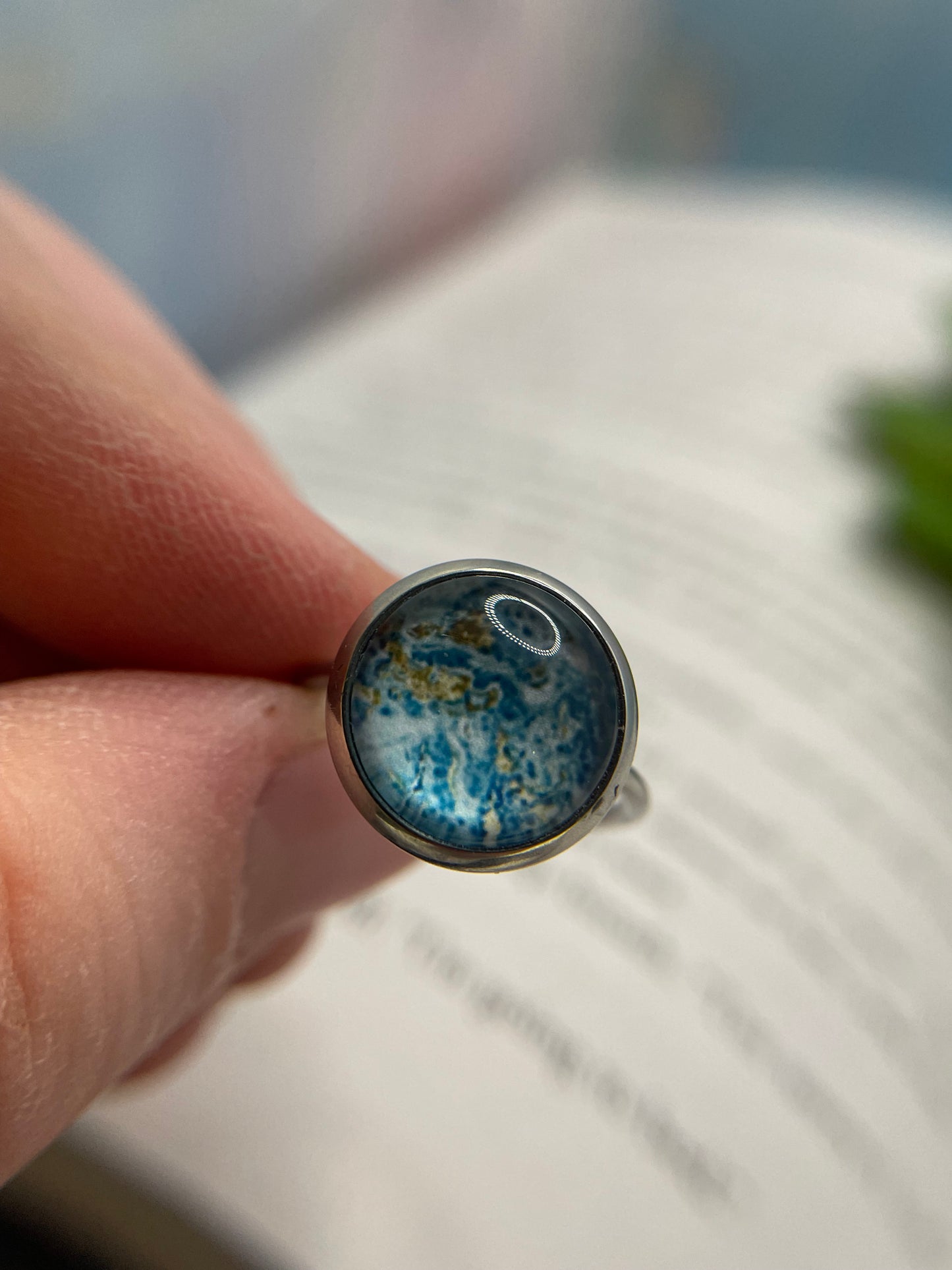 Bagues argentées ajustables avec cabochon abstrait – acier inoxydable