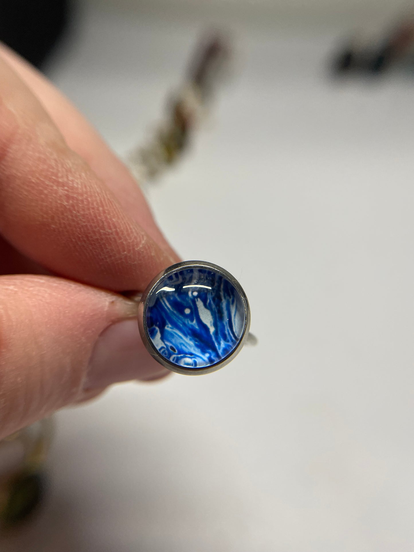 Bagues argentées ajustables avec cabochon abstrait – acier inoxydable