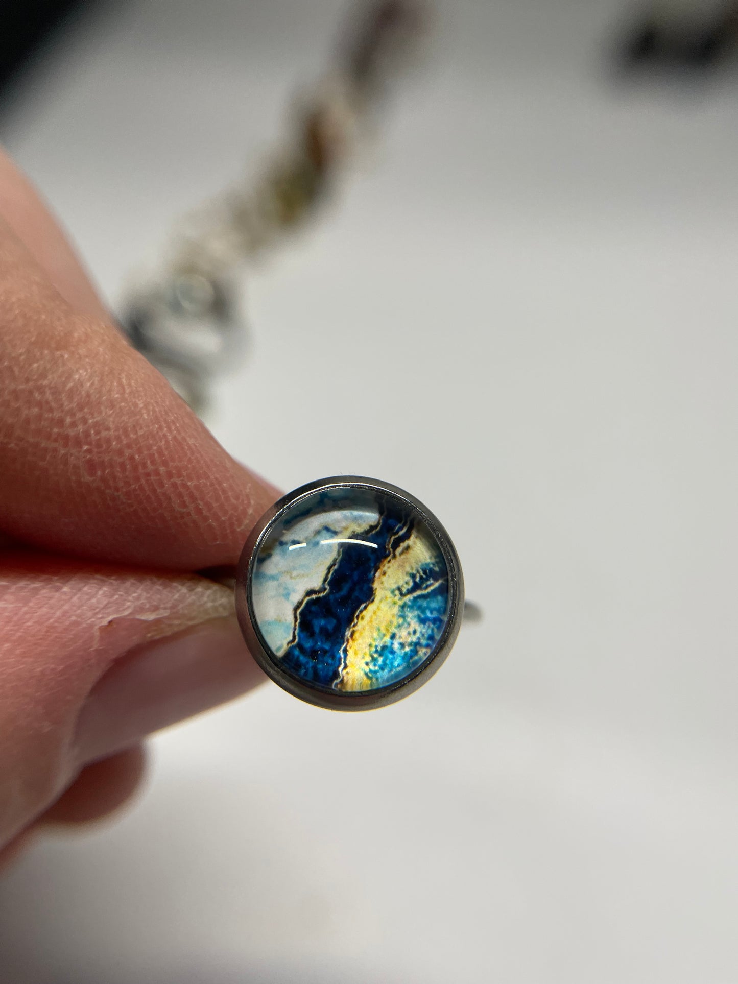 Bagues argentées ajustables avec cabochon abstrait – acier inoxydable