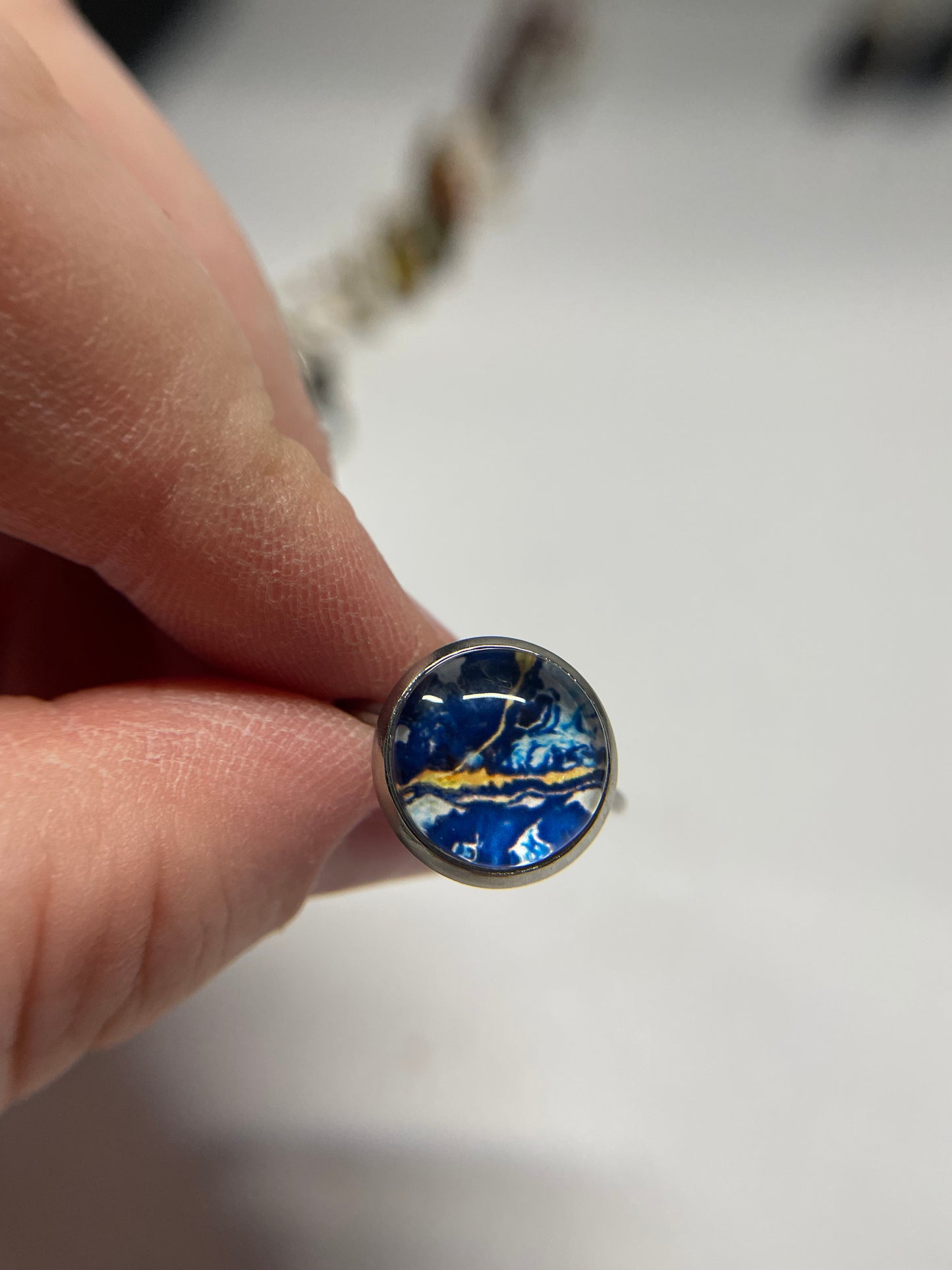 Bagues argentées ajustables avec cabochon abstrait – acier inoxydable