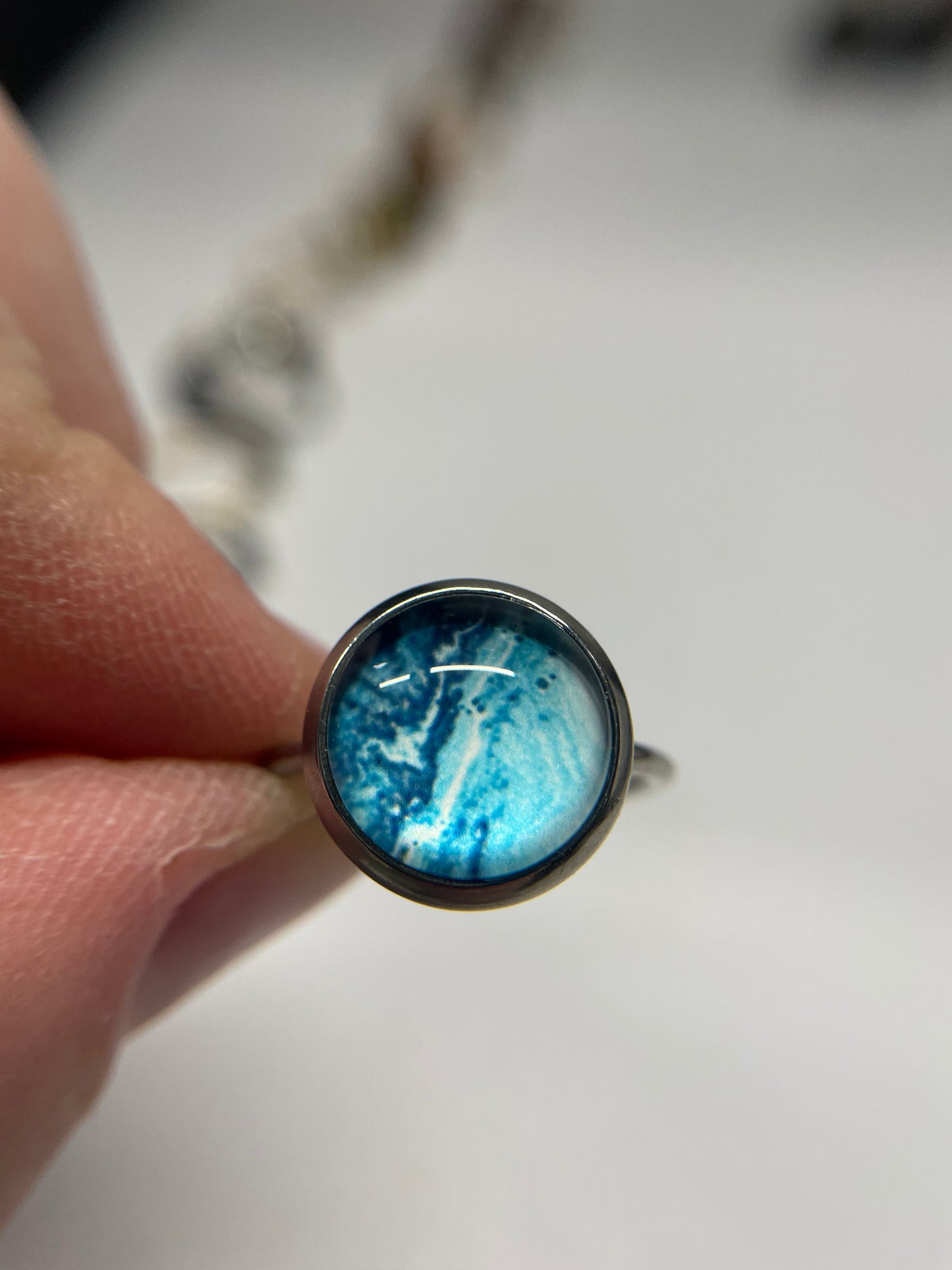 Bagues argentées ajustables avec cabochon abstrait – acier inoxydable