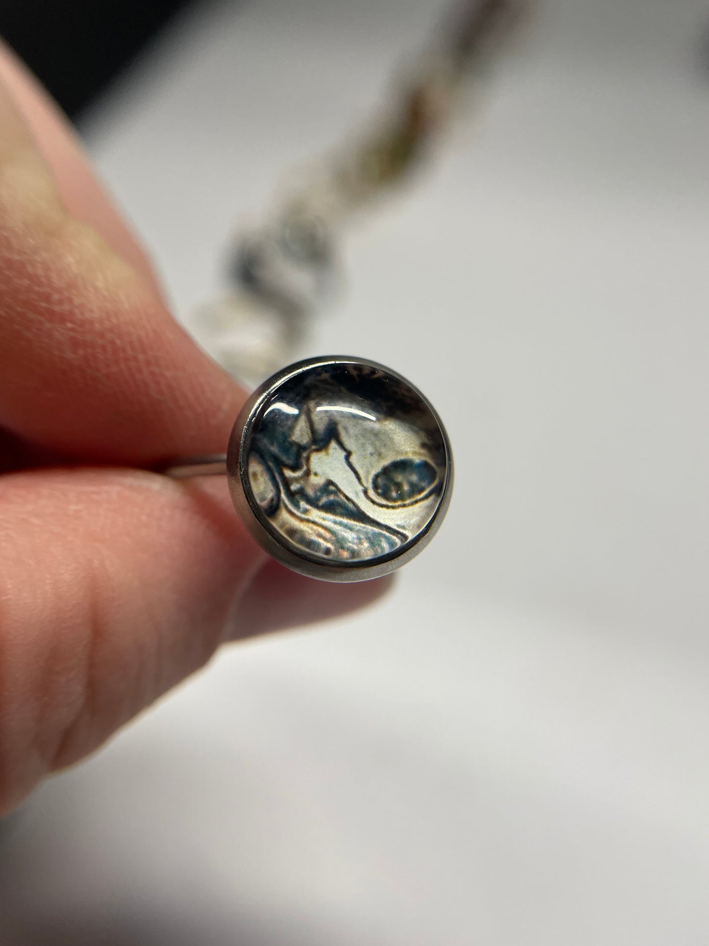 Bagues argentées ajustables avec cabochon abstrait – acier inoxydable