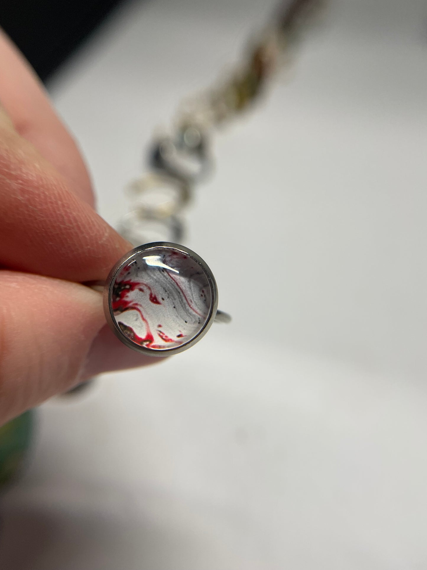 Bagues argentées ajustables avec cabochon abstrait – acier inoxydable