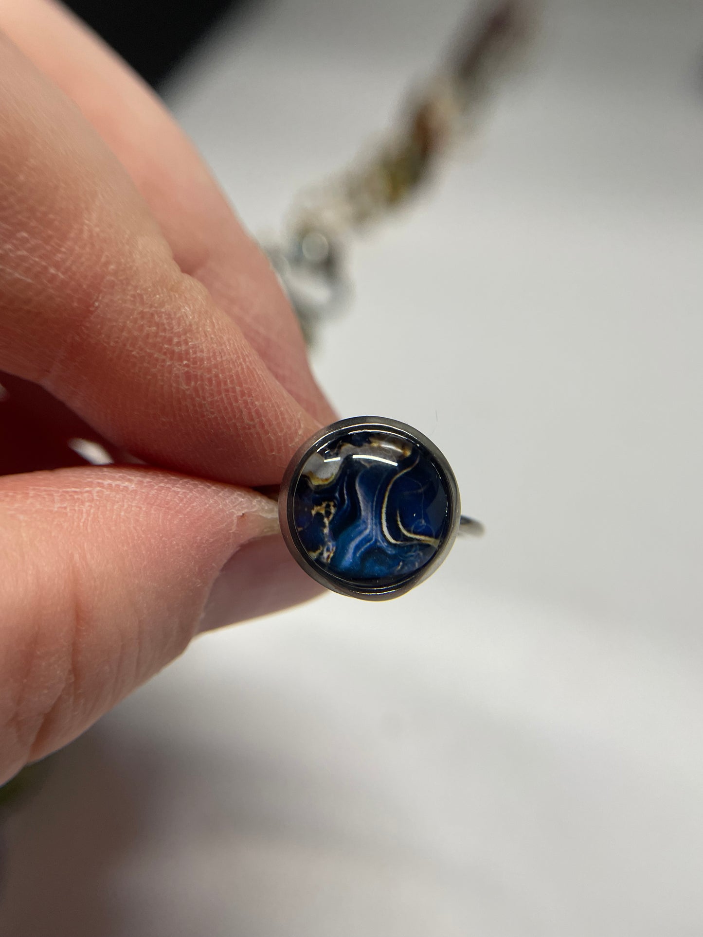 Bagues argentées ajustables avec cabochon abstrait – acier inoxydable