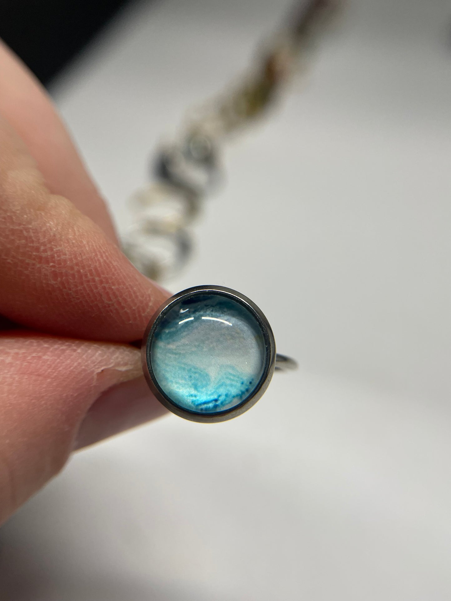 Bagues argentées ajustables avec cabochon abstrait – acier inoxydable