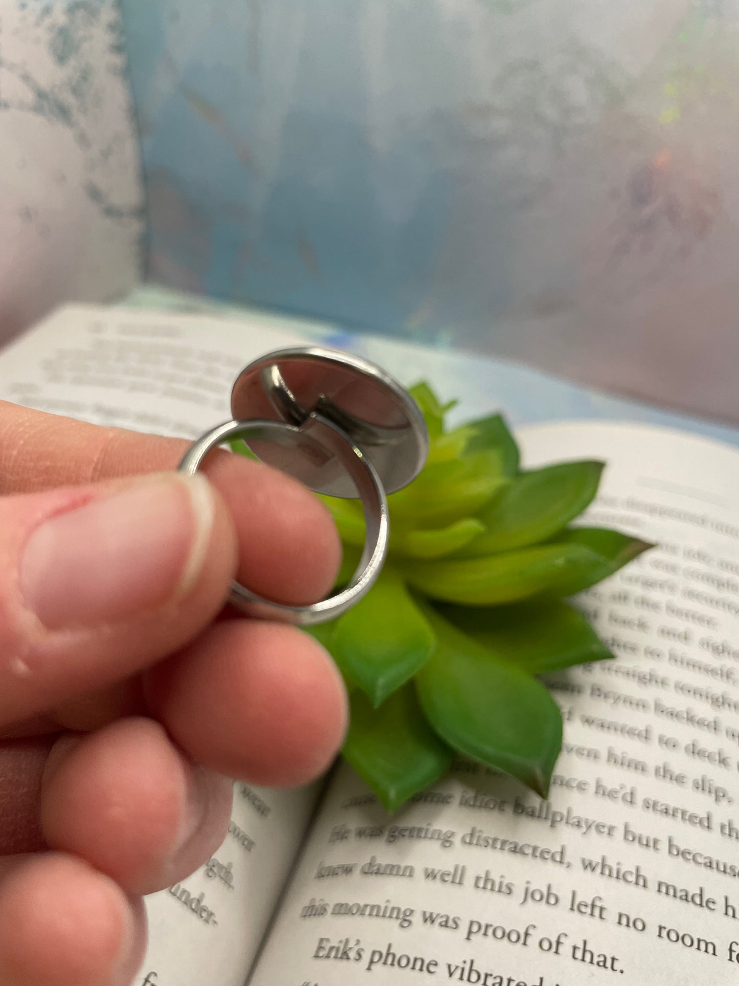 Adjustable glow-in-the-dark northern light ring